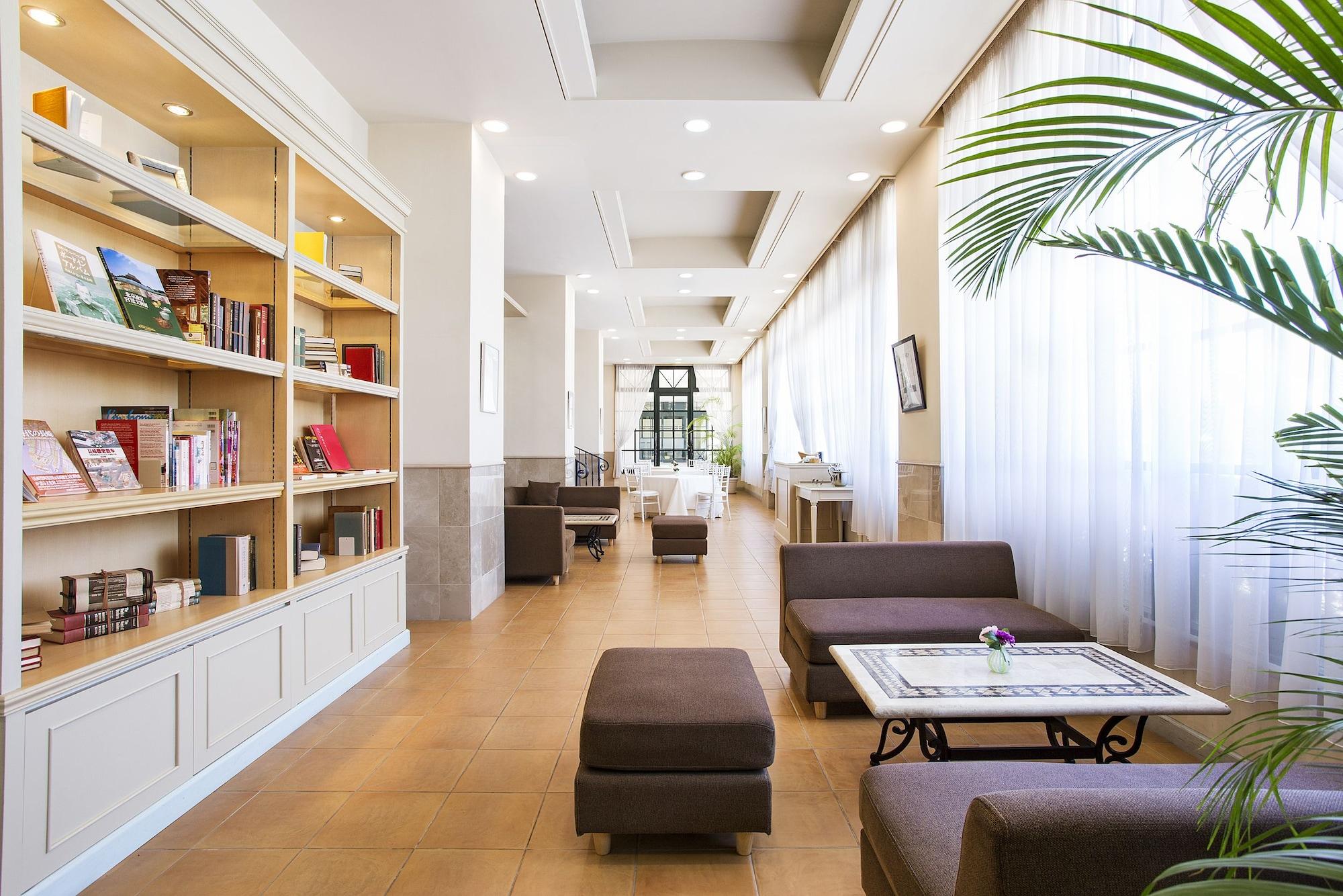 Bar/Salón Luke Plaza Hotel
