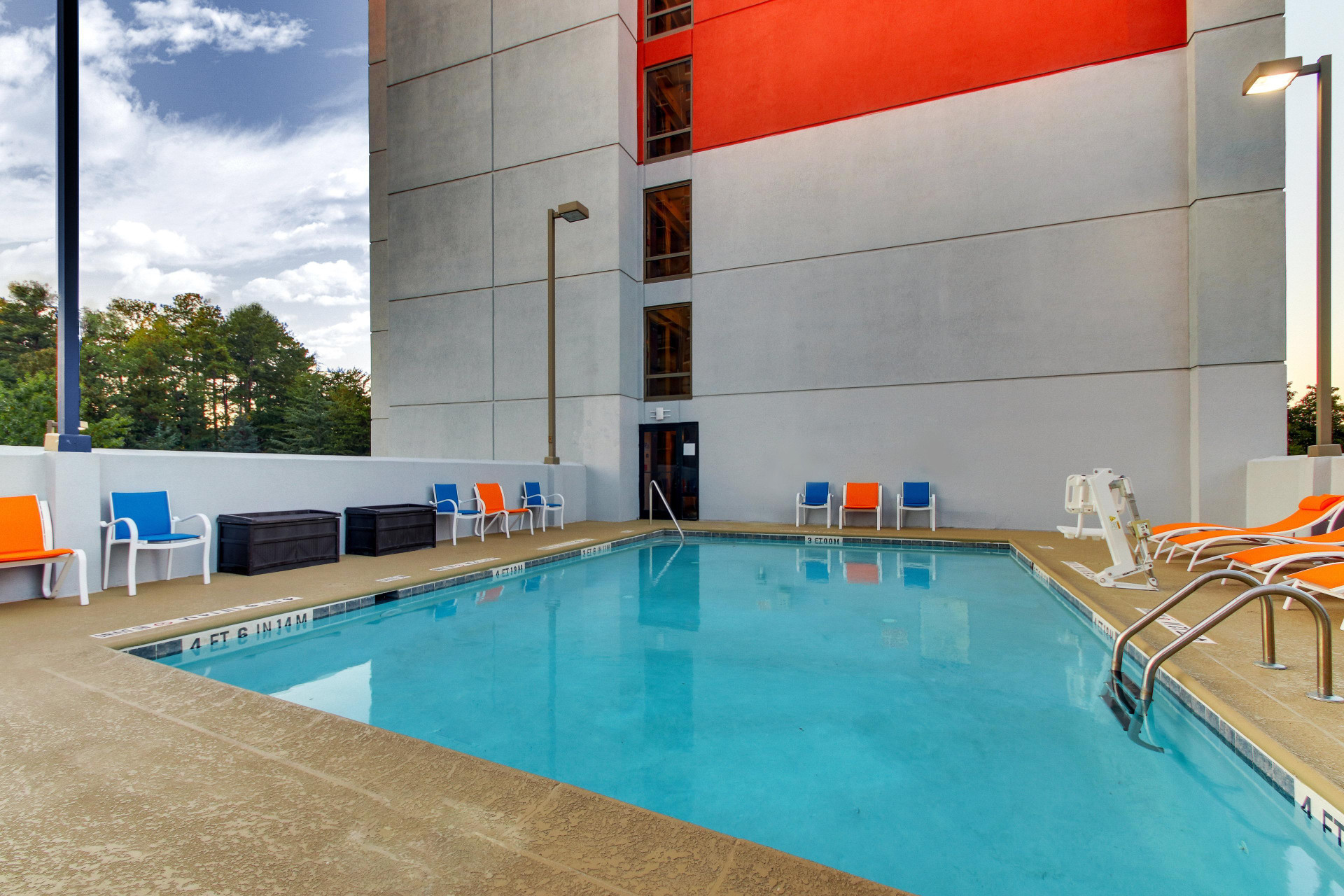 Vista Piscina Holiday Inn Express & Suites Atlanta N-Perimeter Mall Area by IHG