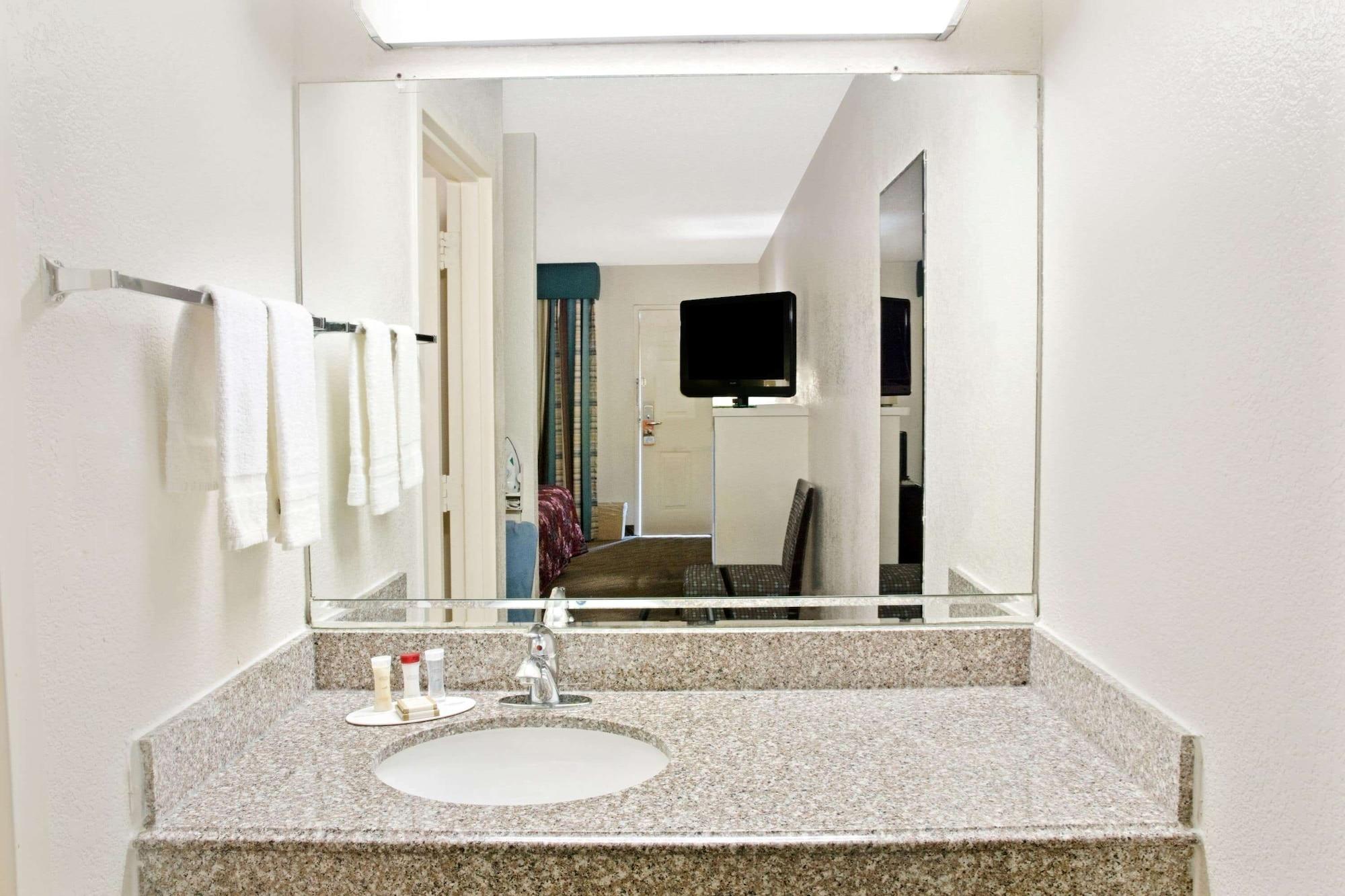 Equipamiento de Habitación Howard Johnson by Wyndham Houston Heights/Downtown