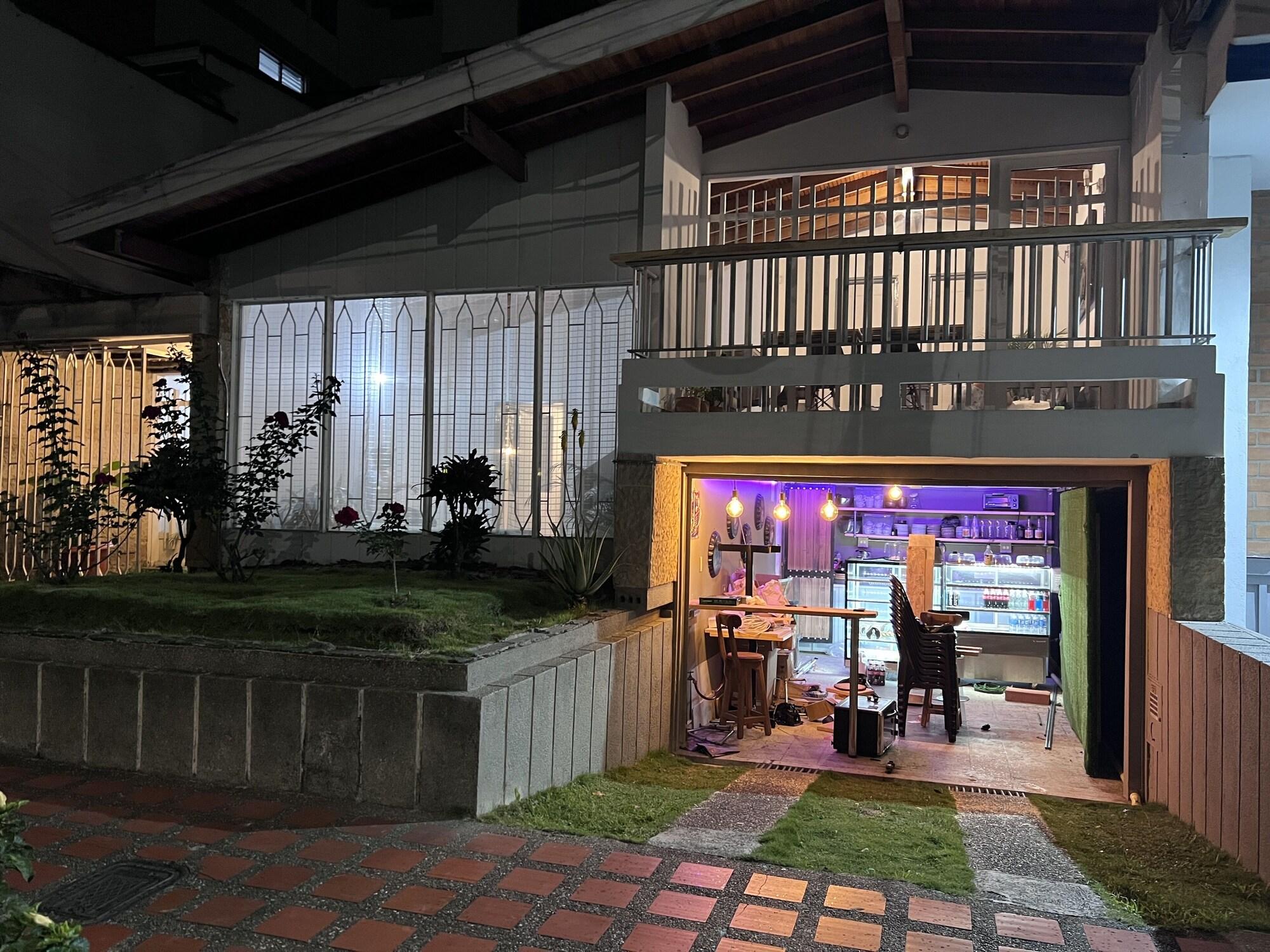 Vista Exterior Sereni Laureles Hotel Cafe