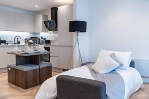 Renta temporal - 1 Bed Apartment, with a balcony city & canal view in Manchester City Centre! By Kammili Properties