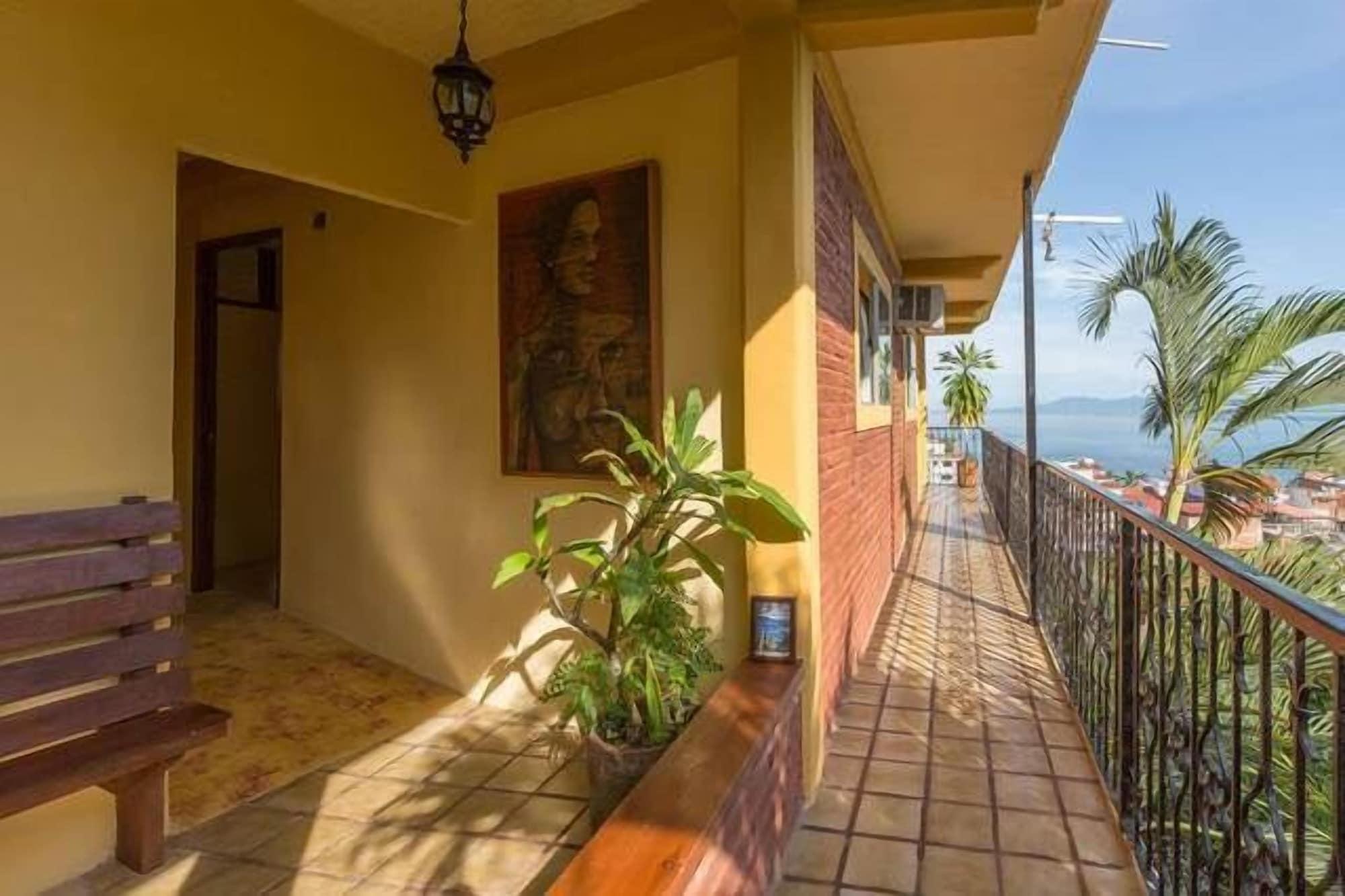 Varios Hostal Vallarta Suites