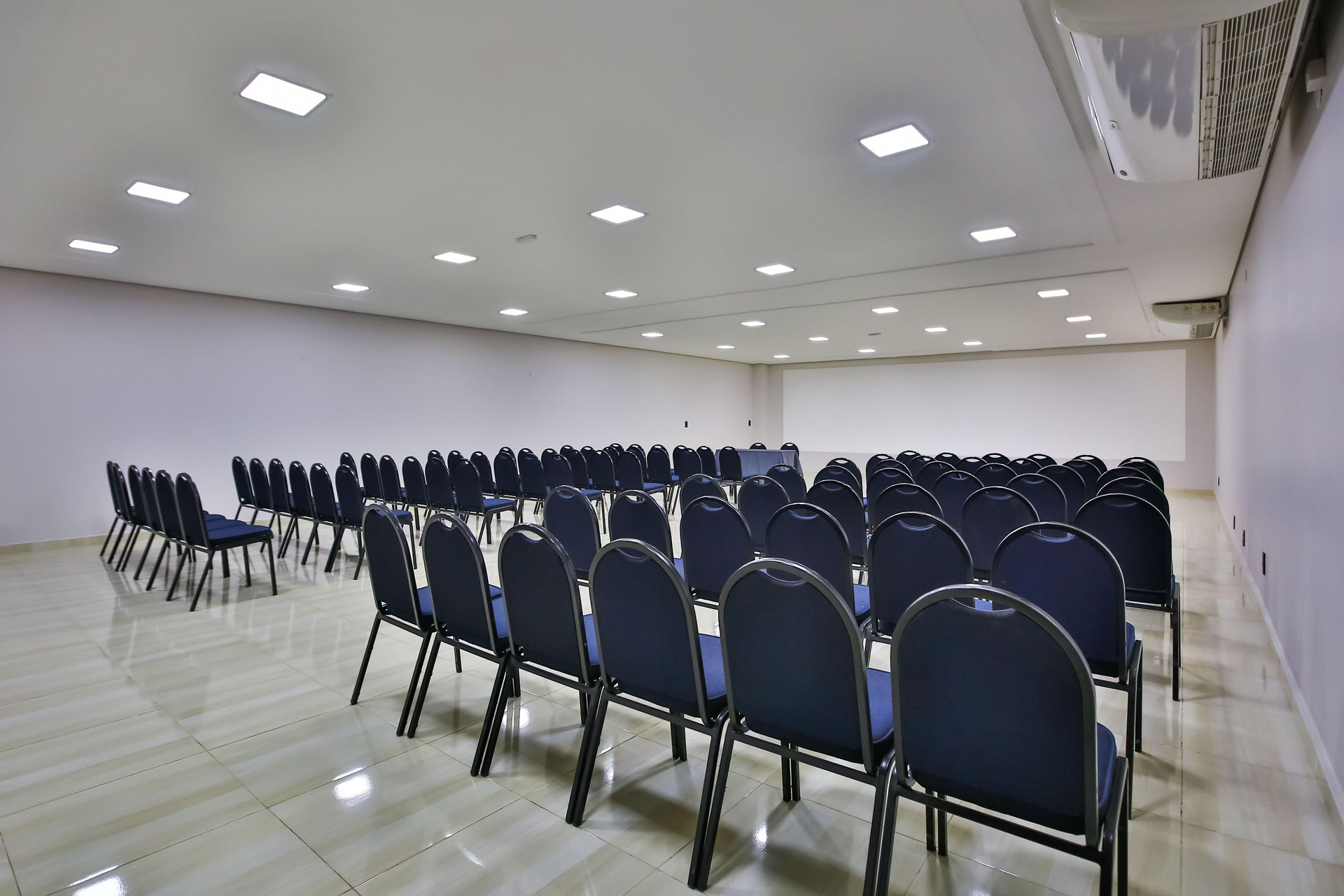 Sala de Reuniones Vivendas Rio Claro by Atlantica