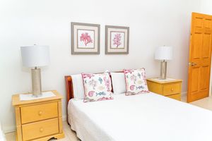 Alquiler Vacacional - Spacious private villa apartment with pool & 5 min walk to the beach