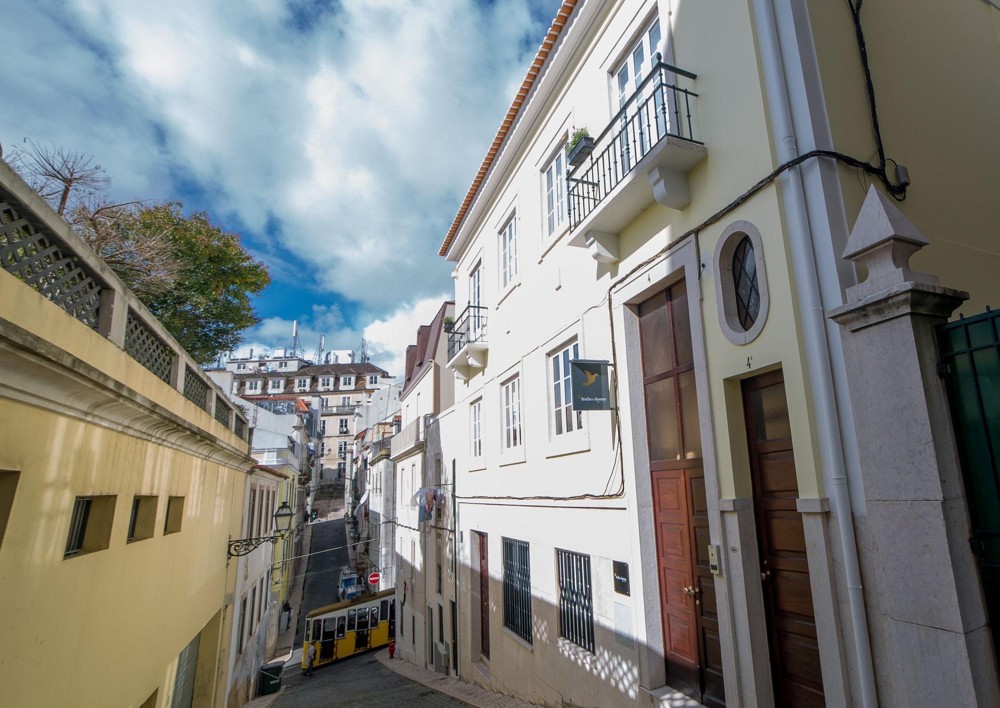 Vista Exterior Bica FLH Suites