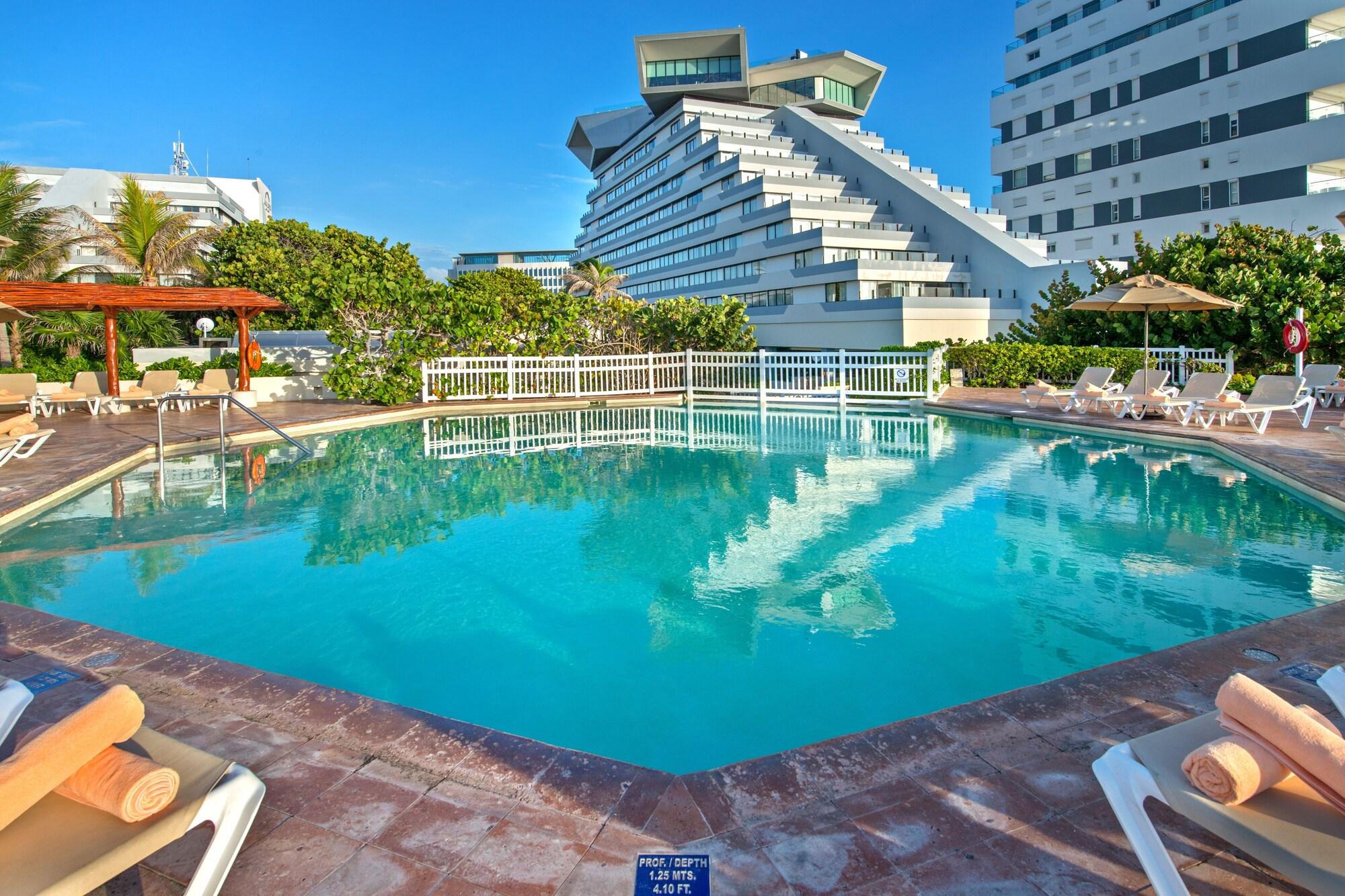 Vista Exterior Cancun Jr Suite en resort vista al mar