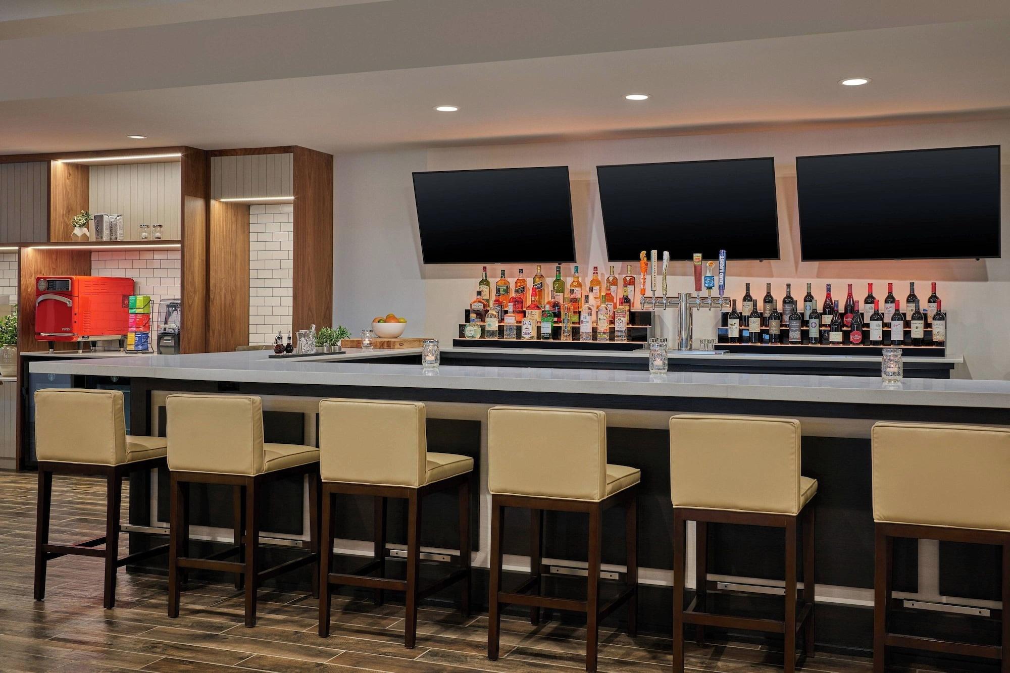 Bar/Salón Delta Hotels by Marriott Chicago Willowbrook
