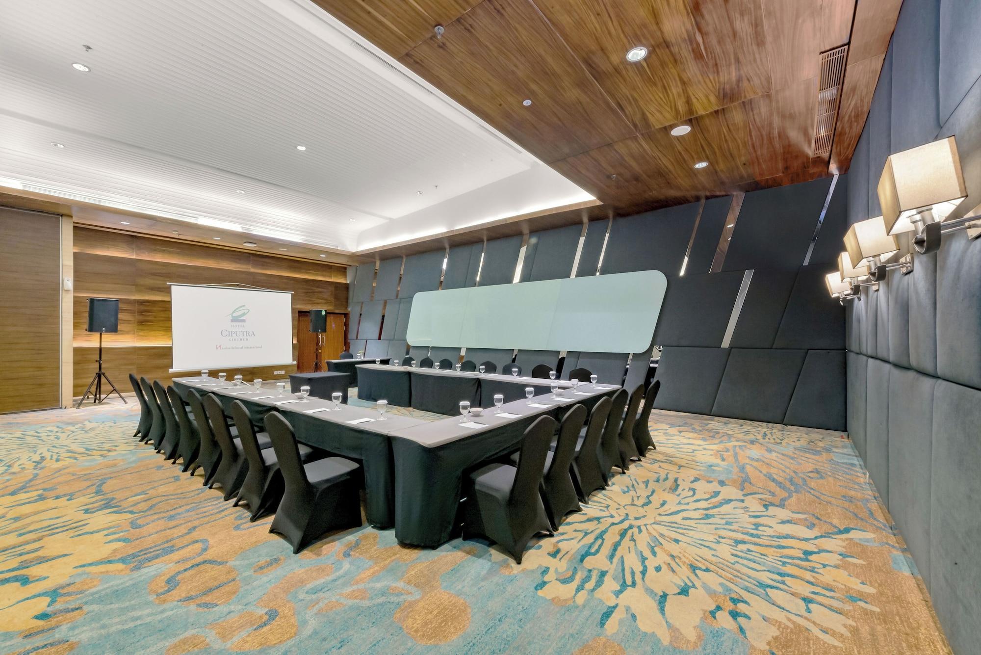 Sala de Reuniones Hotel Ciputra Cibubur