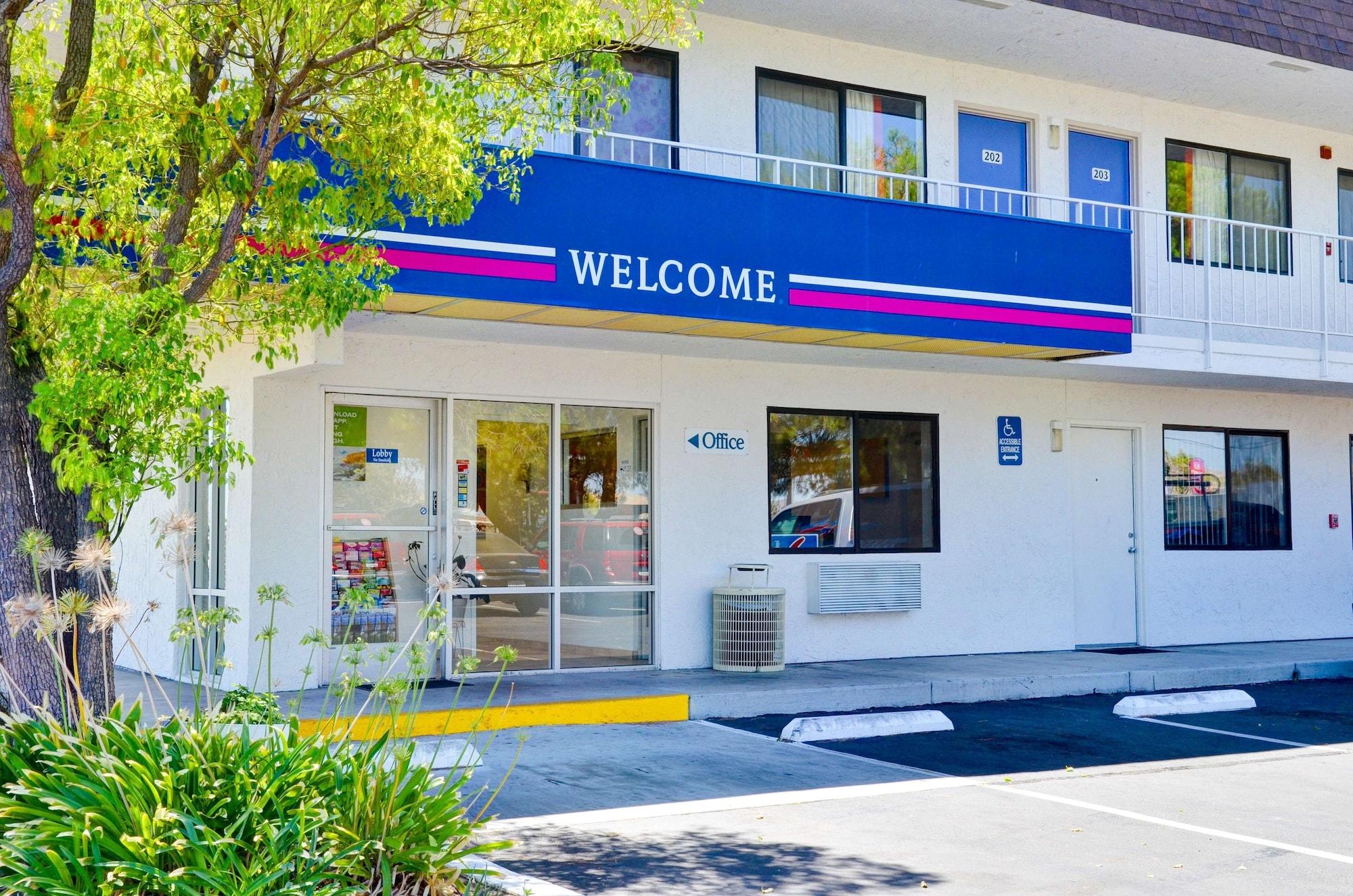 Vista Exterior Motel 6 Santa Nella, CA - Los Banos - Interstate 5