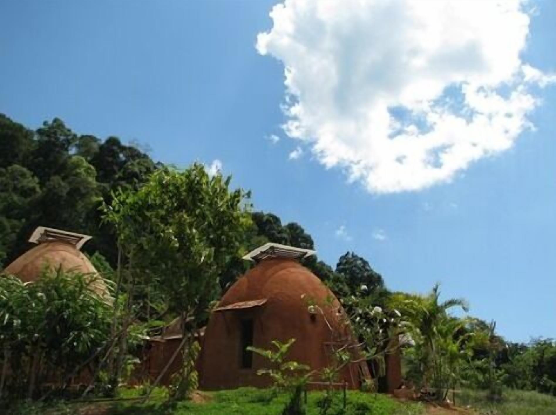 Varios Baan Dinlamun