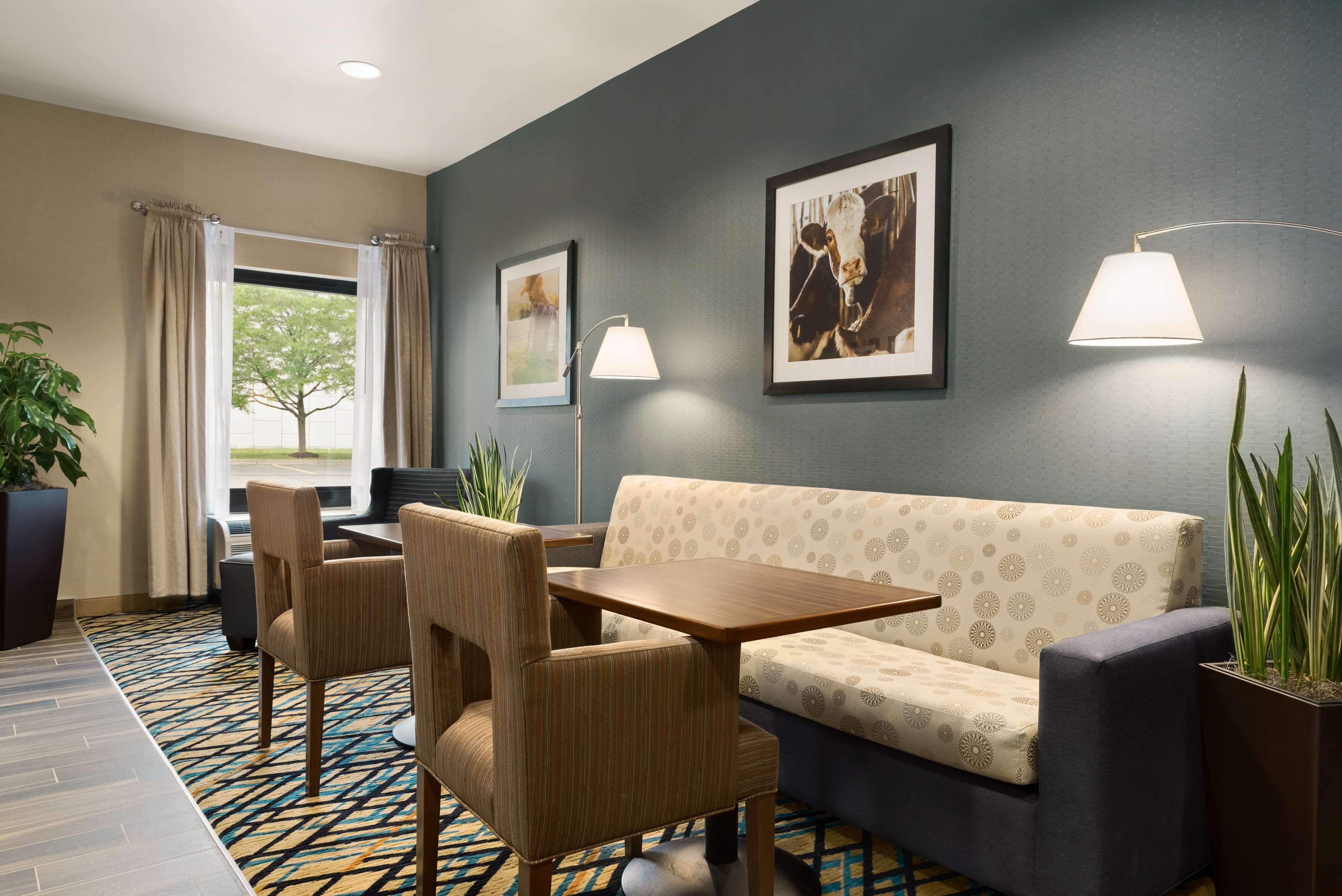 Vista Lobby Hampton Inn By Hilton Wausau