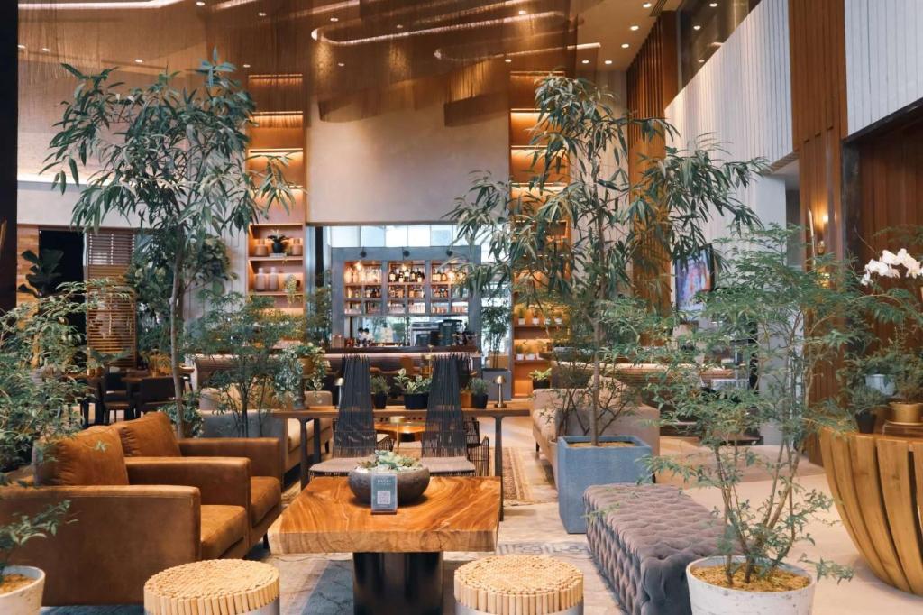 Vista Lobby Brittany Hotel Bgc