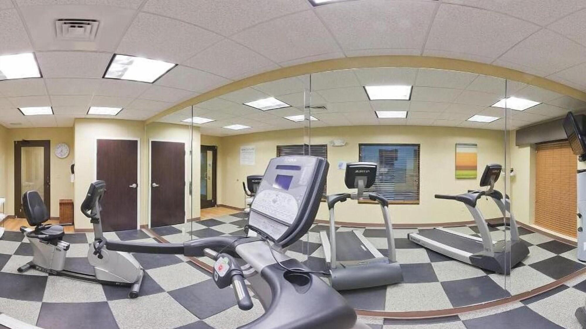 Gimnasio Holiday Inn Express Hotel & Suites Malone by IHG