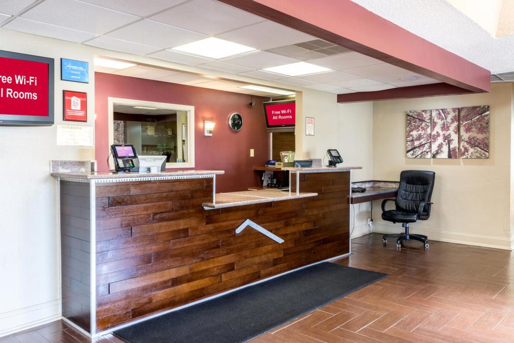 Vista Lobby Days Inn & Suites by Wyndham Norton Shores/Muskegon