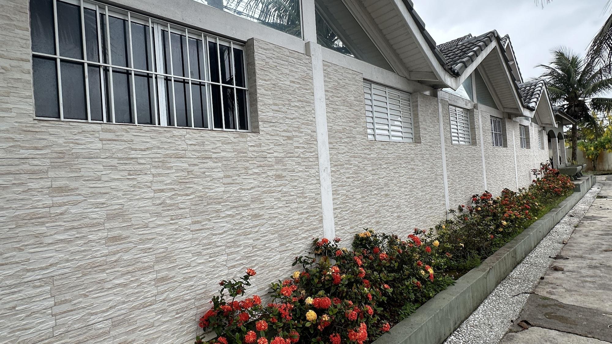 Vista Exterior Surfside Suites