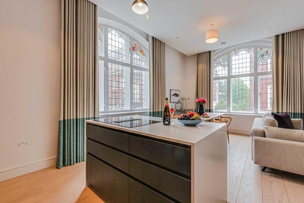Varios Westminster Apartments by DMONTRIO
