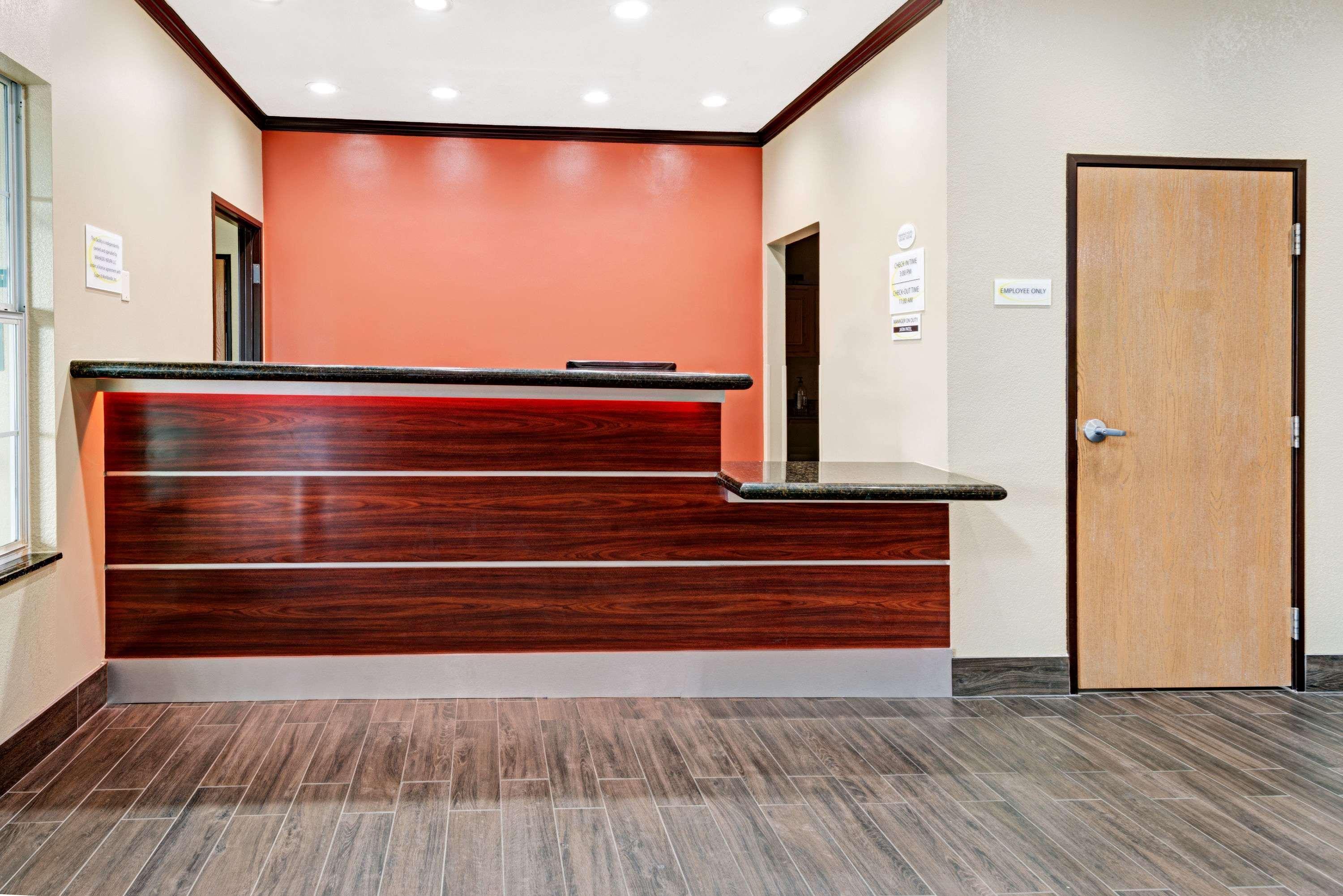 Vista Lobby Super 8 by Wyndham San Antonio/Alamodome Area