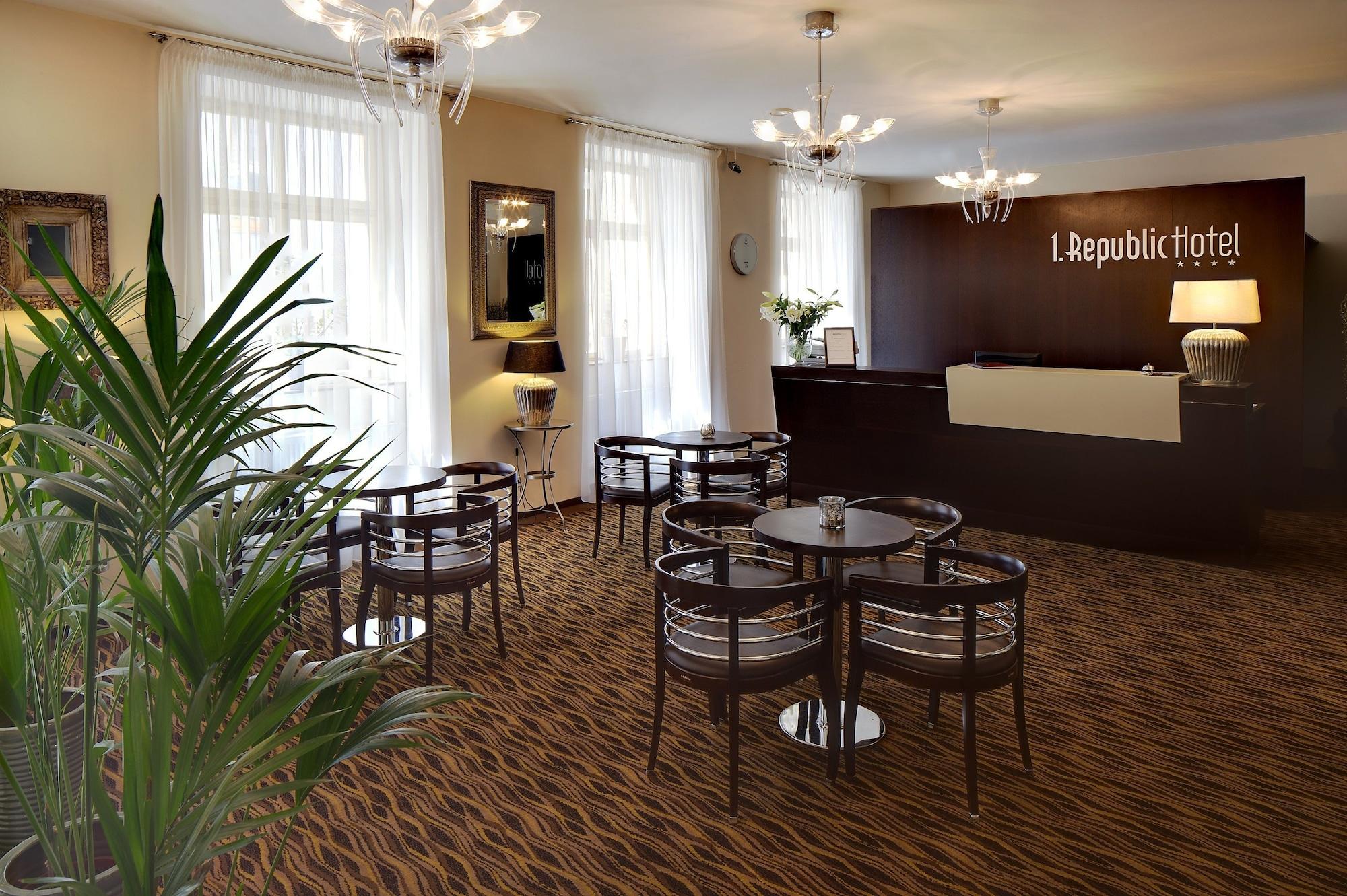 Vista Lobby 1. Republic Hotel