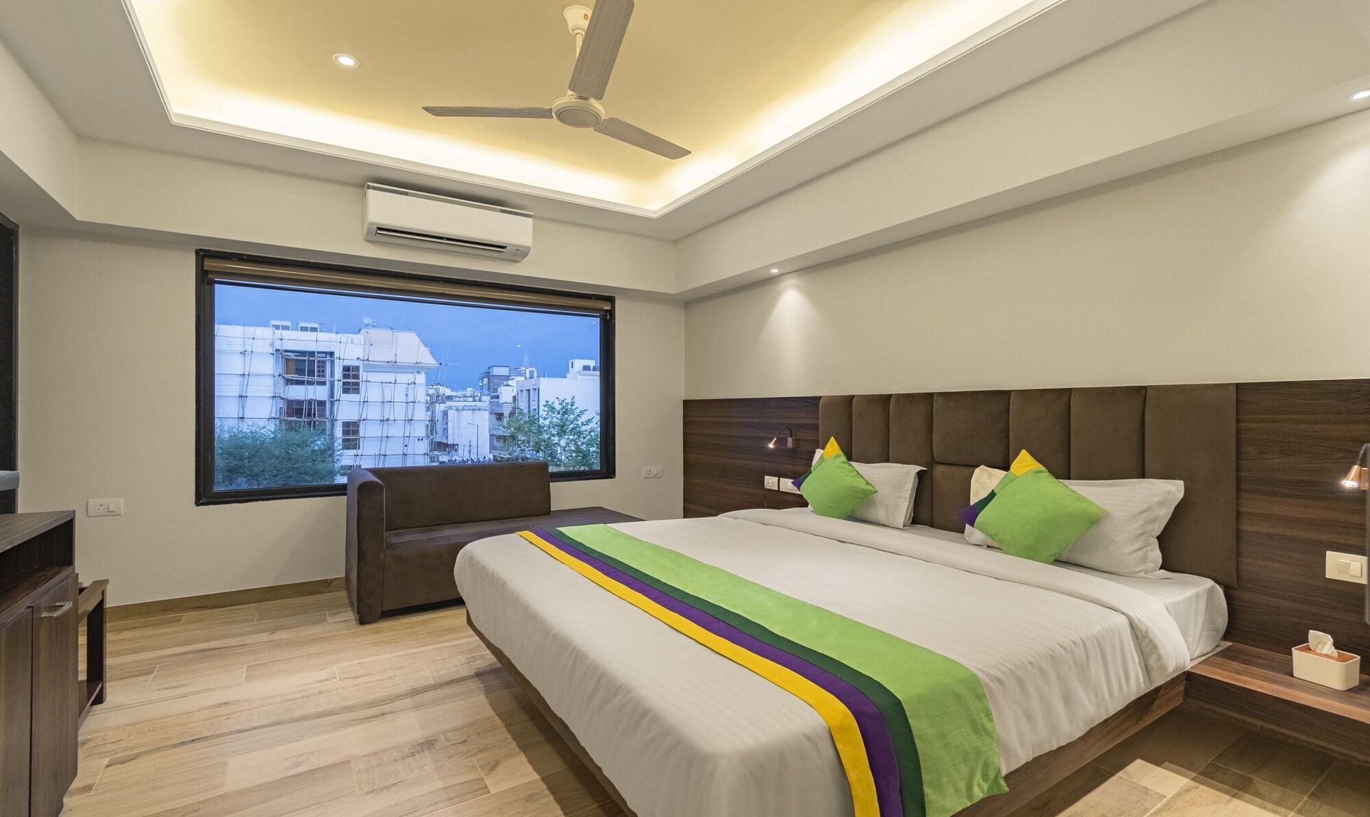 Varios Treebo Pink City Grand