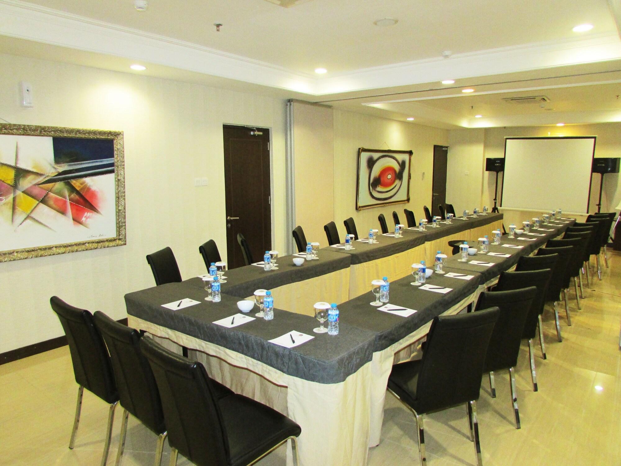 Sala de Reuniones d'primahotel Mega Kuningan