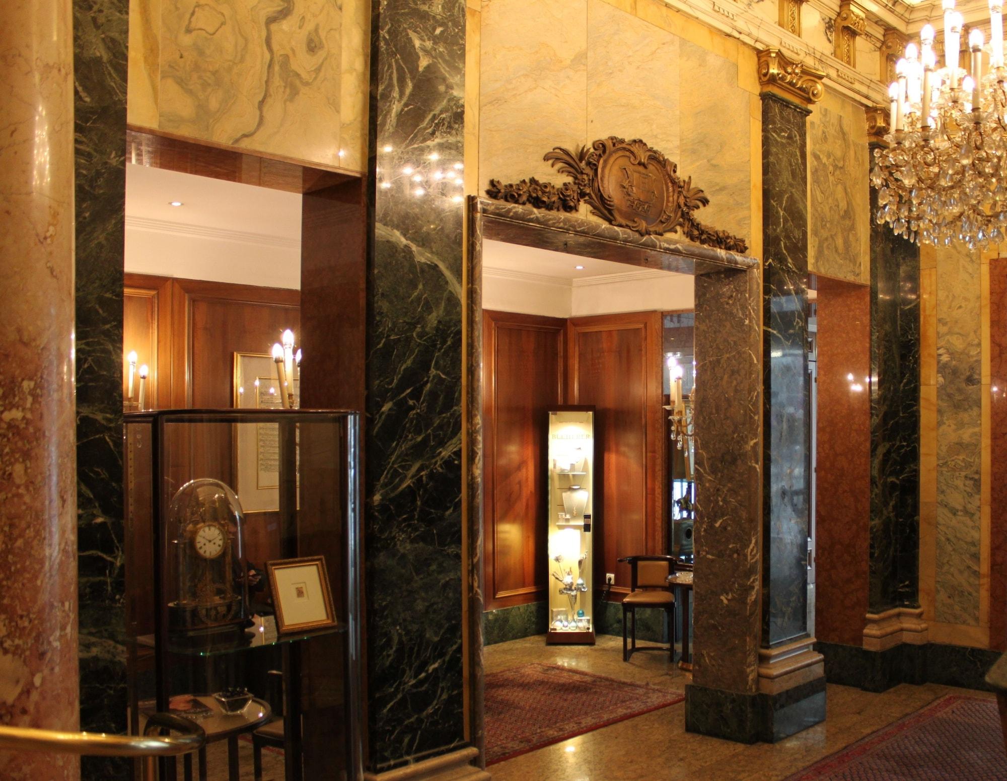 Vista Lobby Ambassador Hotel
