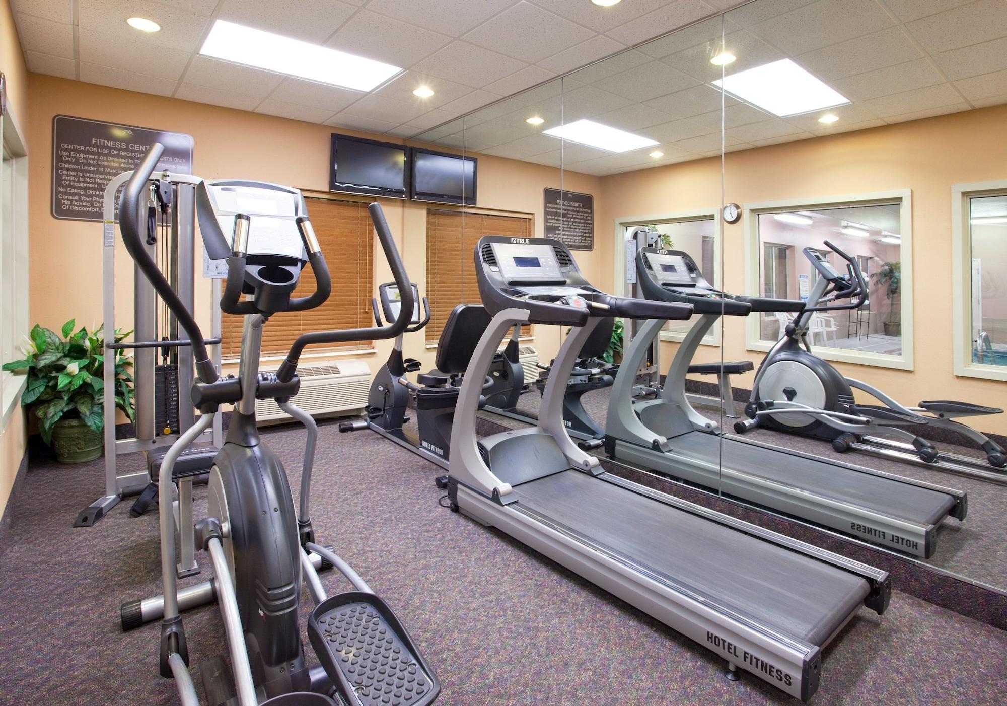Gimnasio Holiday Inn Express Hotel & Suites Cincinnati-Blue Ash by IHG