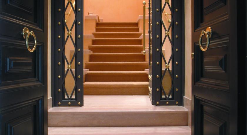 Vista Exterior Colosseo Studio Suites