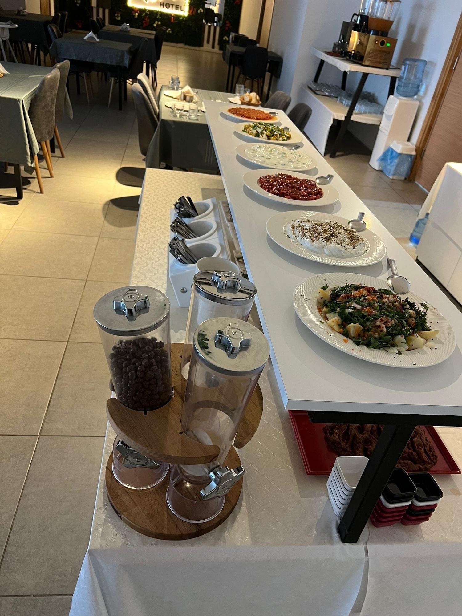 Restaurant Rena Grand Residence & Suite