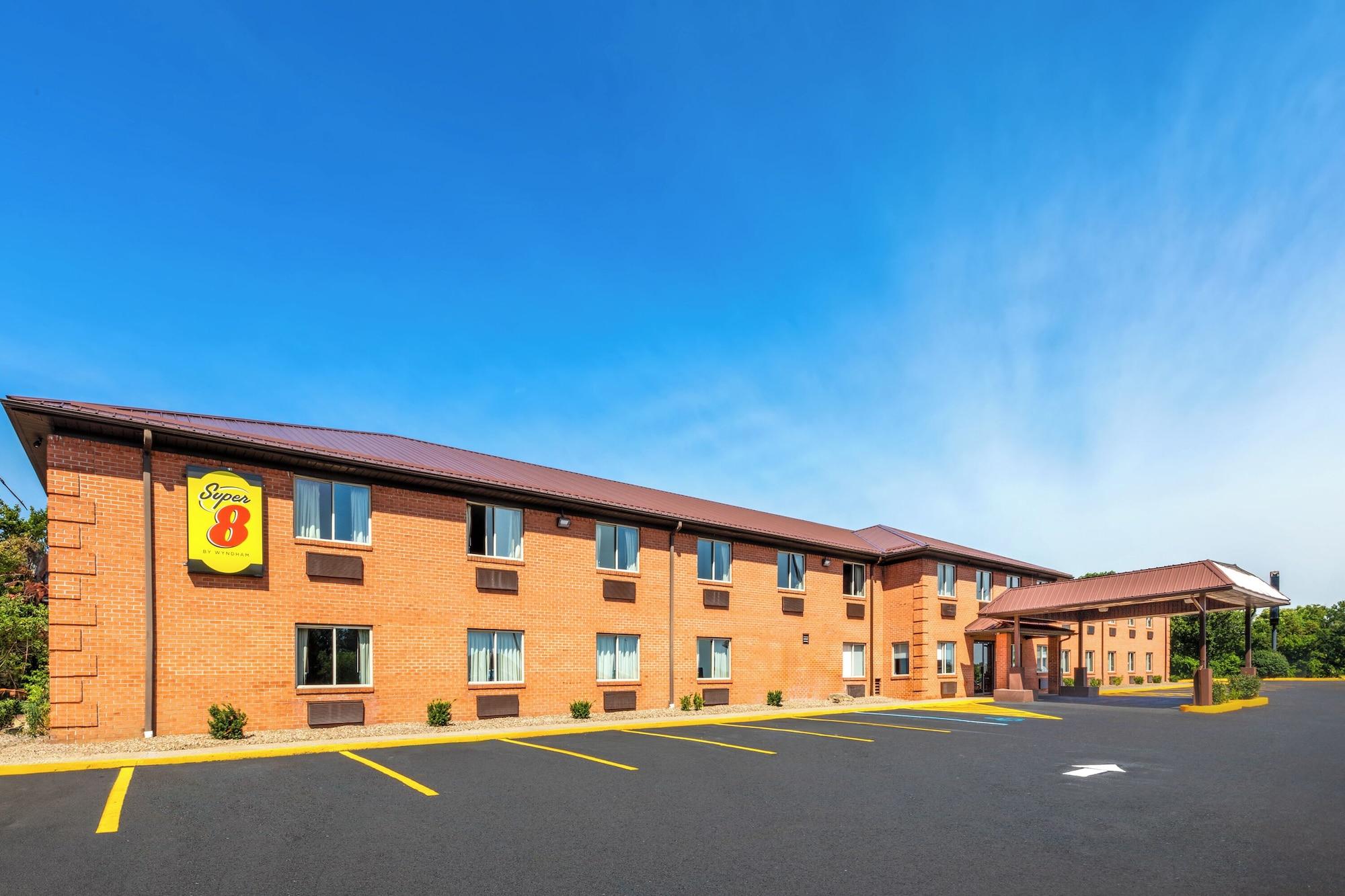Vista Exterior Super 8 by Wyndham Fairmont