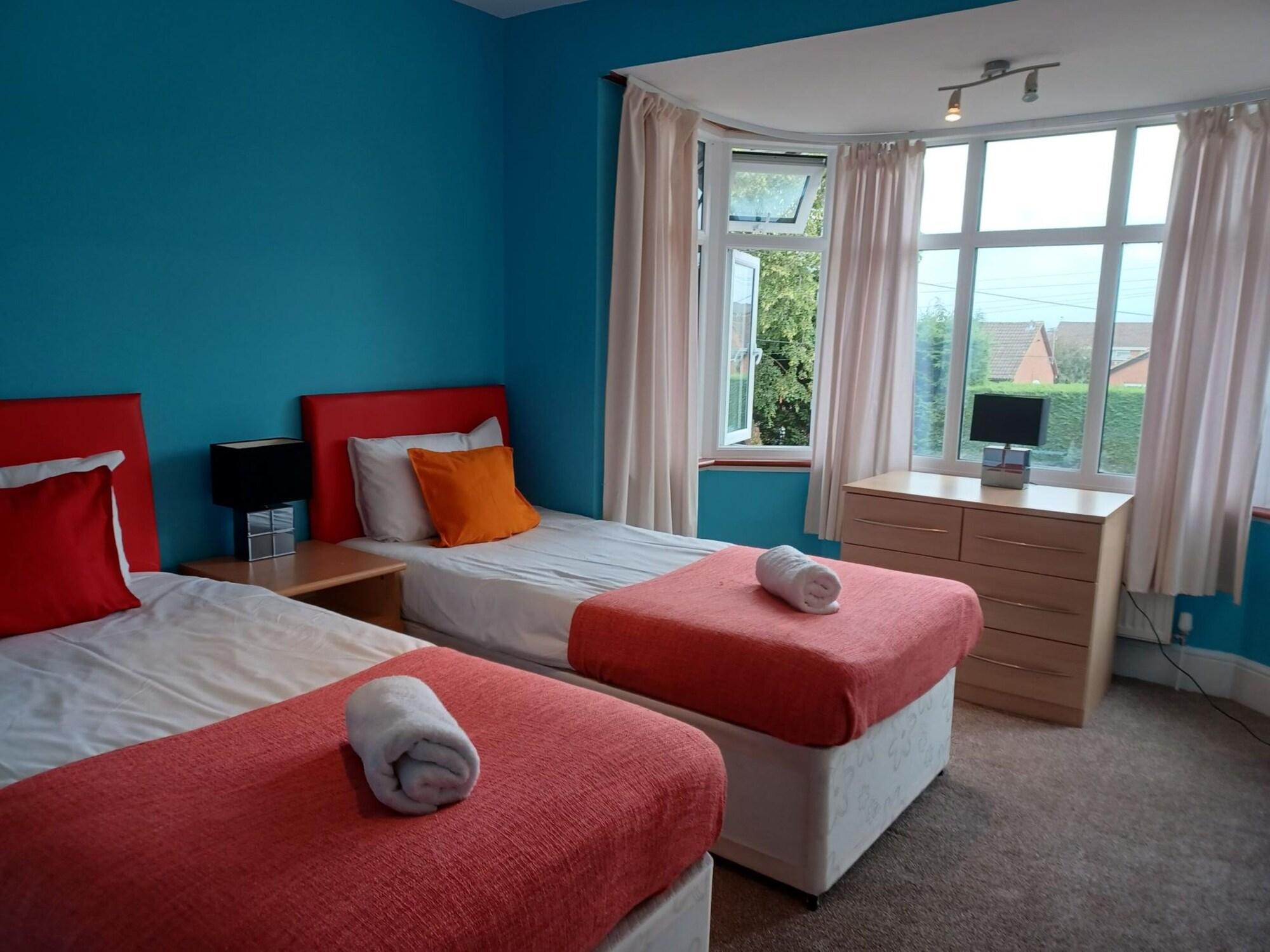 Varios Crawley Green House - Huku Kwetu