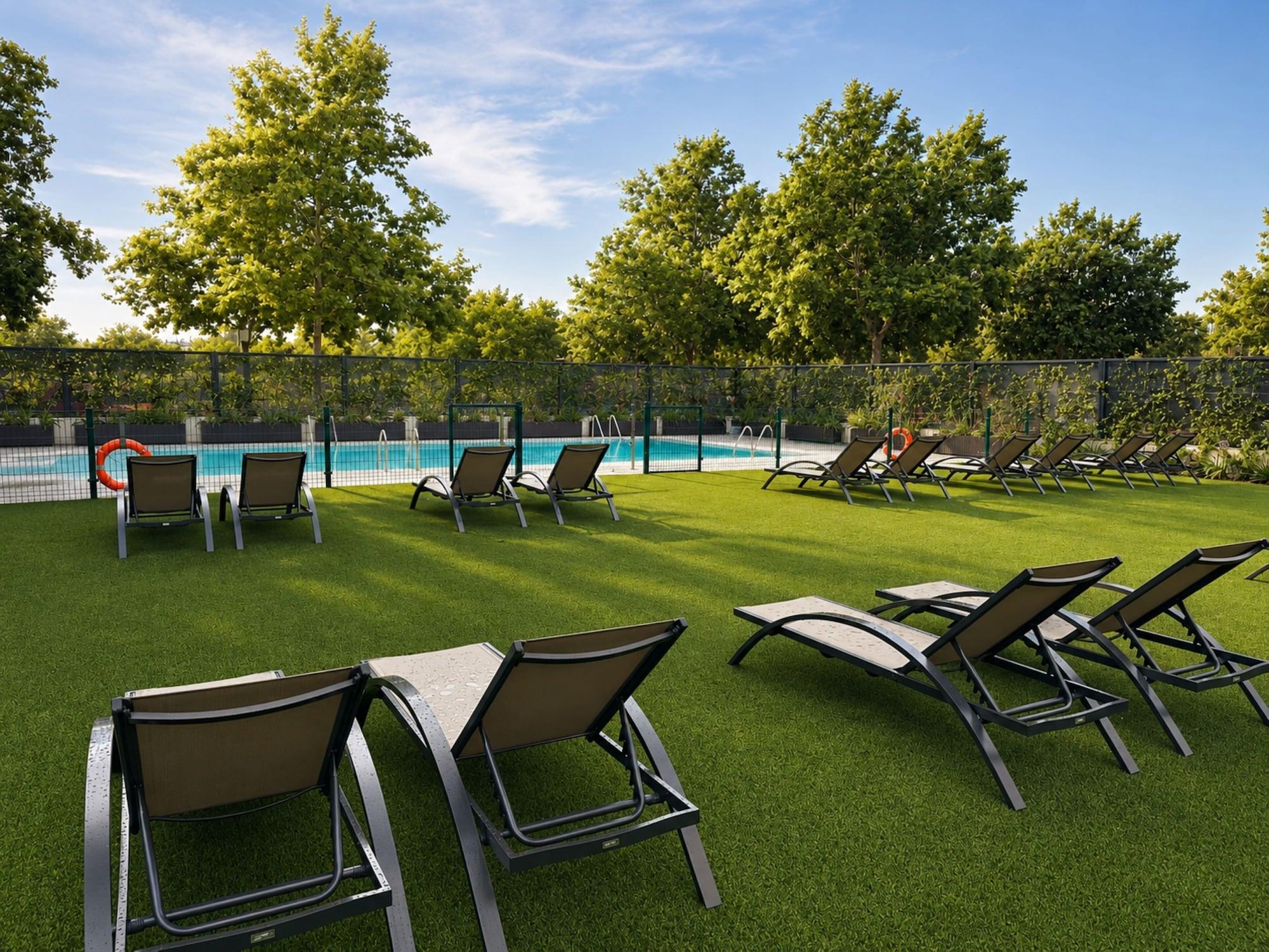Vista Piscina voco Madrid - Las Tablas by IHG