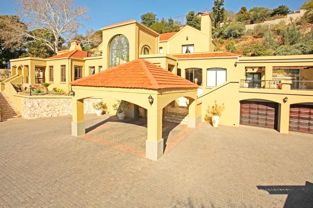 Varios 12 on Hillel Guest Manor