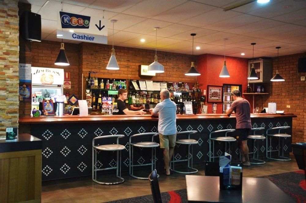 Bar/Salón Peppermill Inn Hotel