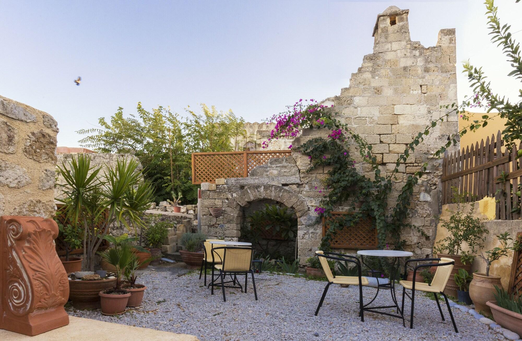 Comodidades del Alojamiento Camelot Traditional & Classic Hotel