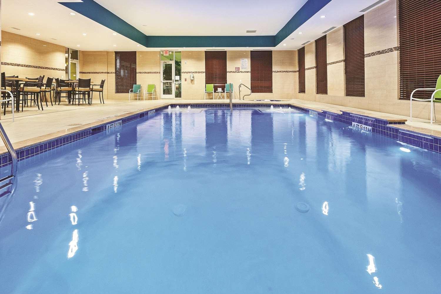 Vista da piscina La Quinta Inn & Suites Houston Willowbrook