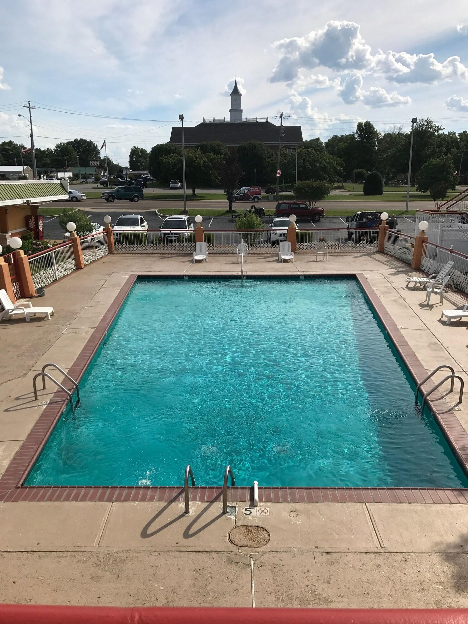 Vista Piscina Milan Inn & Suites