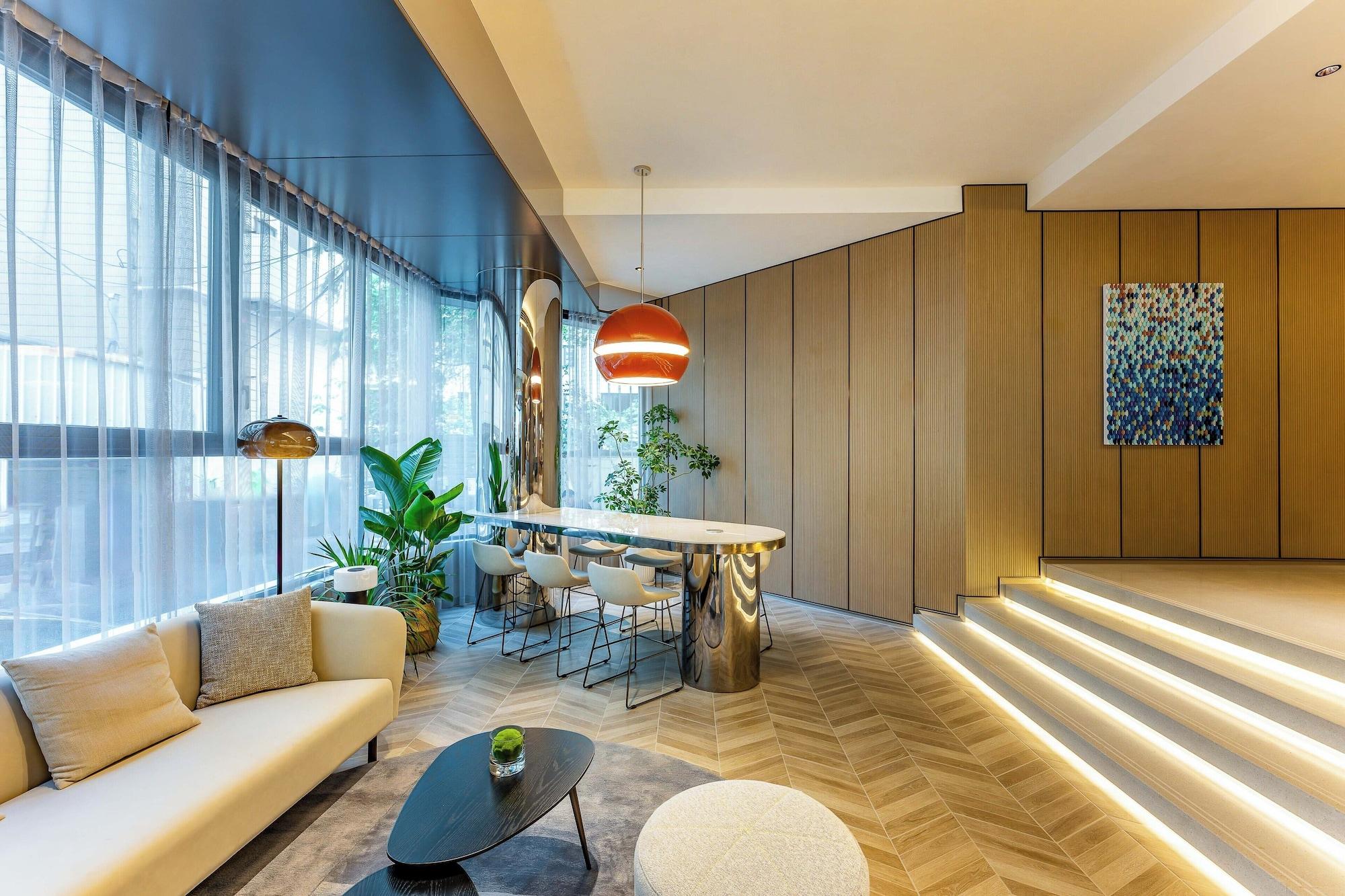 Vista Lobby Holiday Inn Express Shanghai Jing'an Temple by IHG