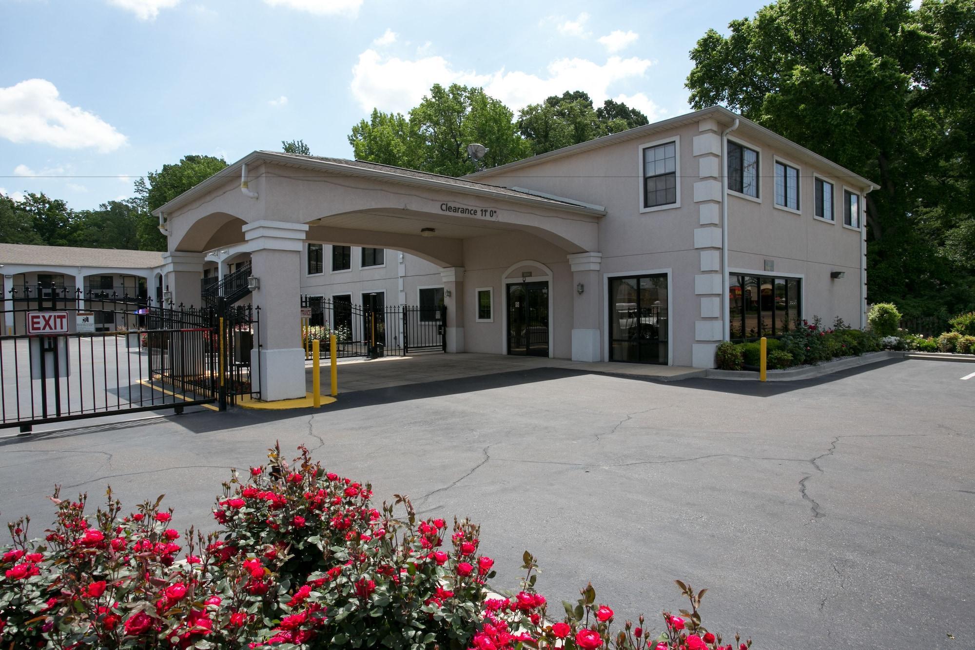 Vista Exterior Memorylane Inn & Suites