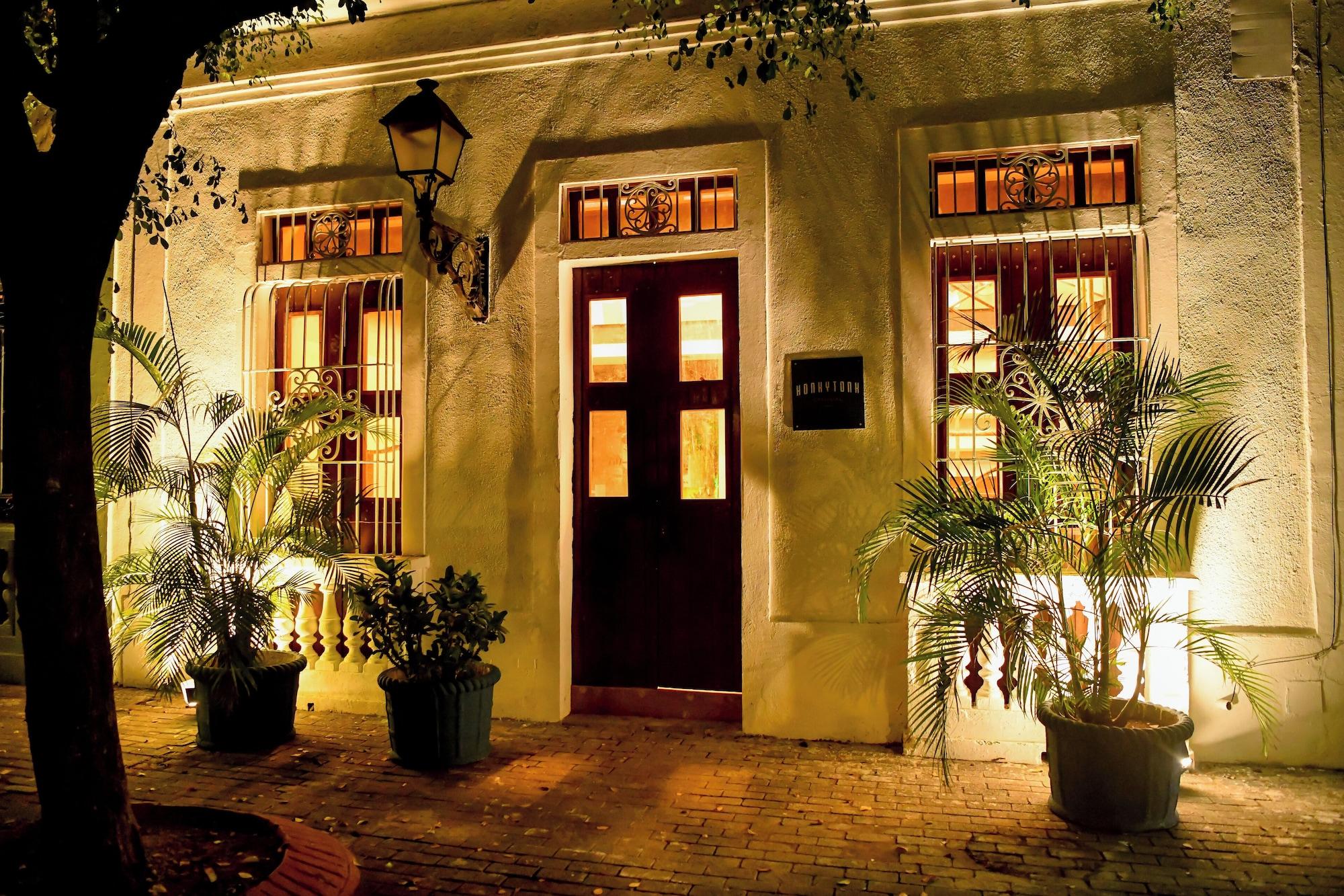 Vista Exterior Honky Tonk Colonial