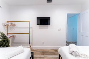 Alquiler Vacacional - Ultimate FIFA Villa W/ Soccer Field, Pool, Sauna, Games & Concierge Services!