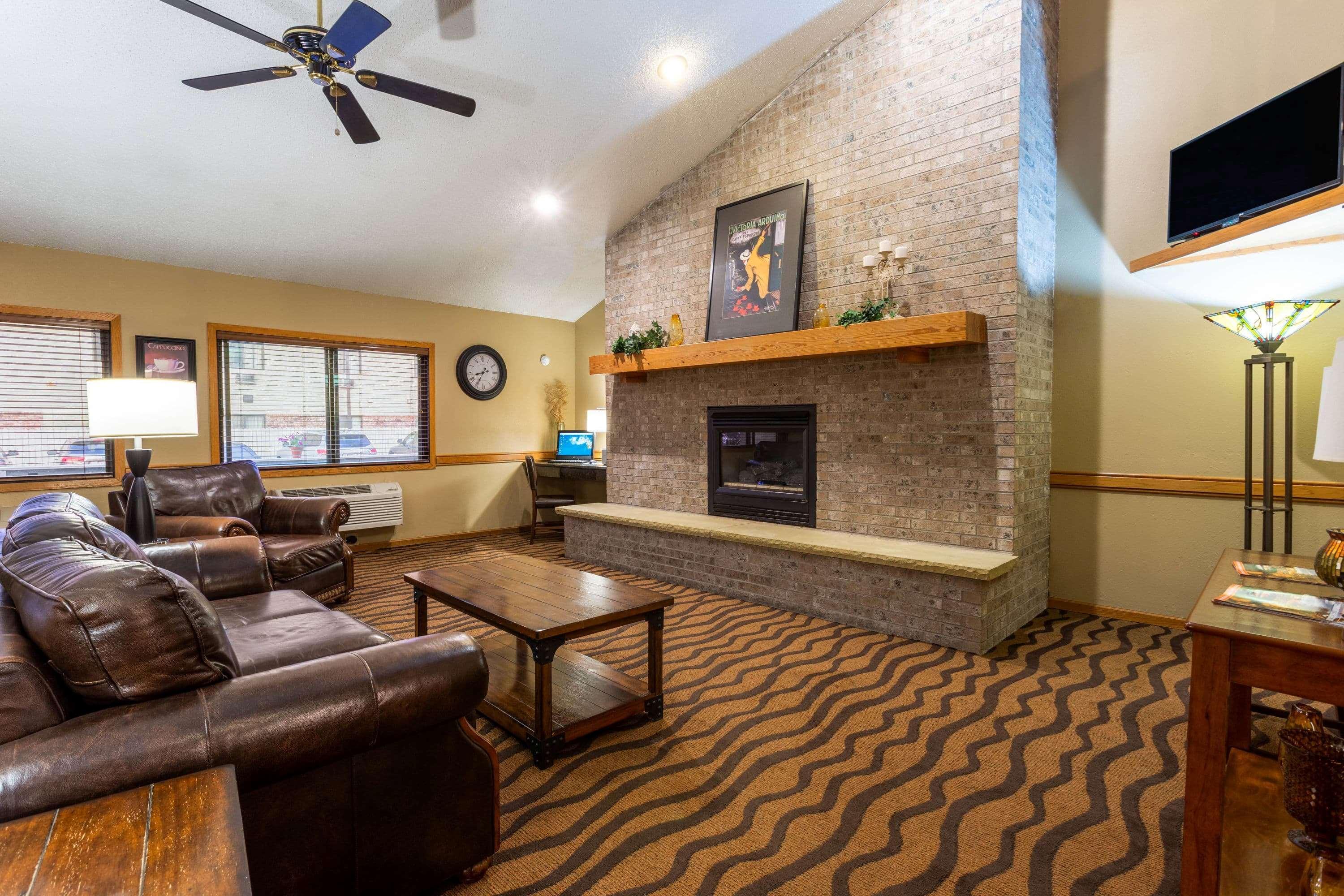 Vista Lobby AmericInn by Wyndham Hartford WI