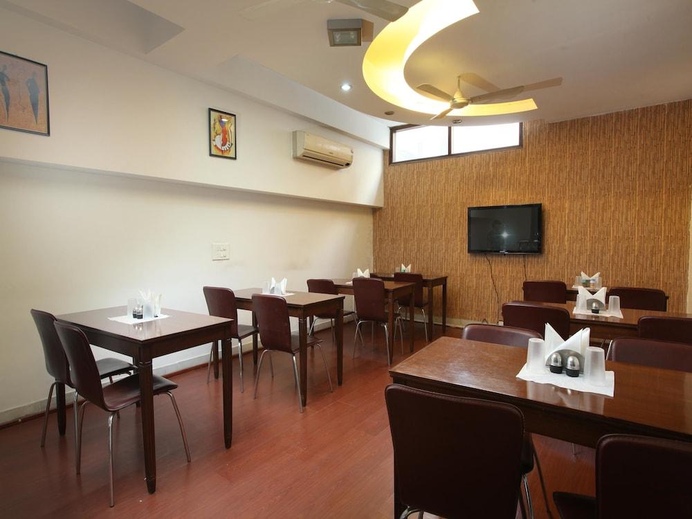 Restaurant OYO 2216 Hotel Live Inn