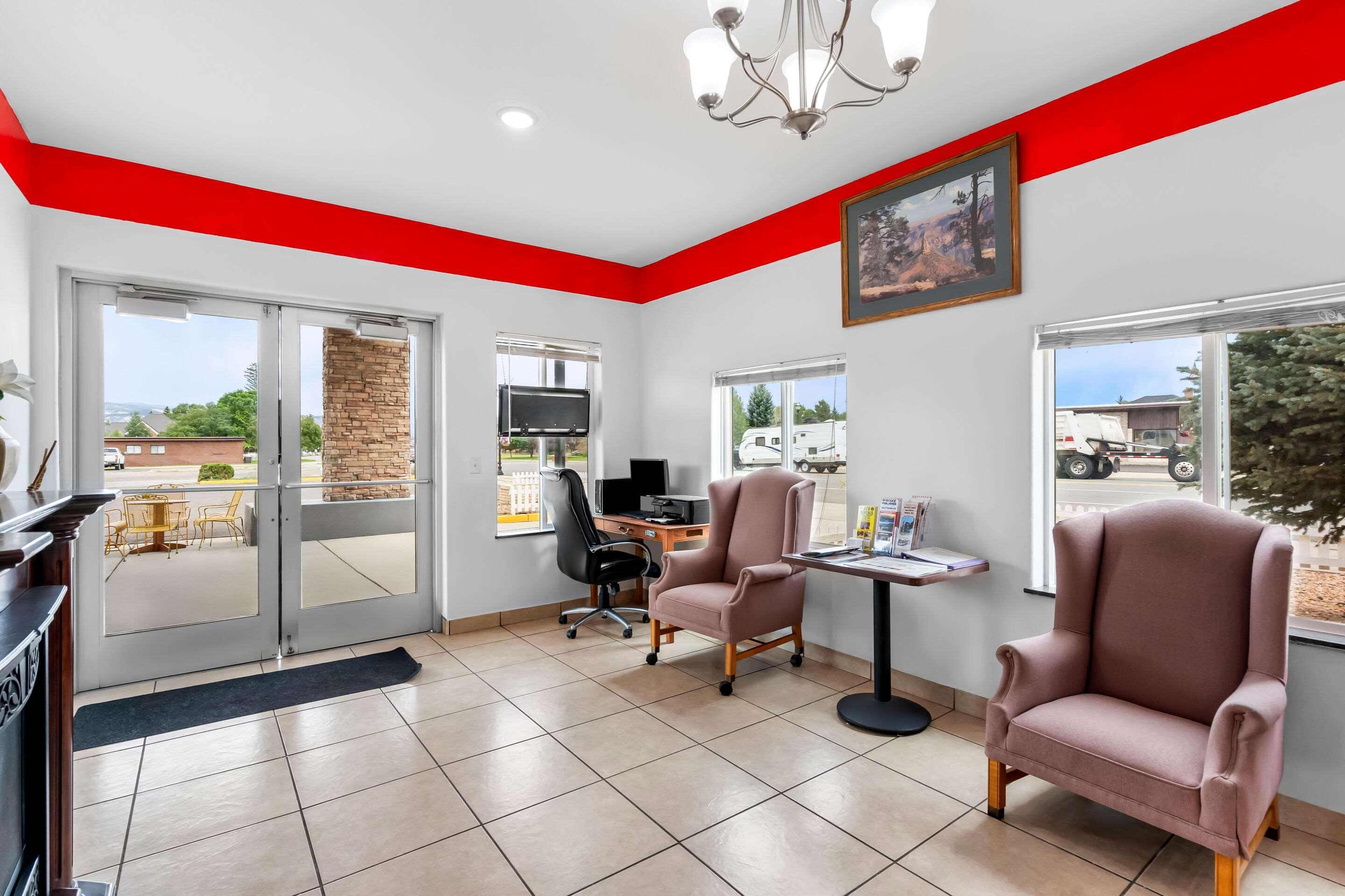 Vista Lobby Econo Lodge Panguitch near Bryce Canyon