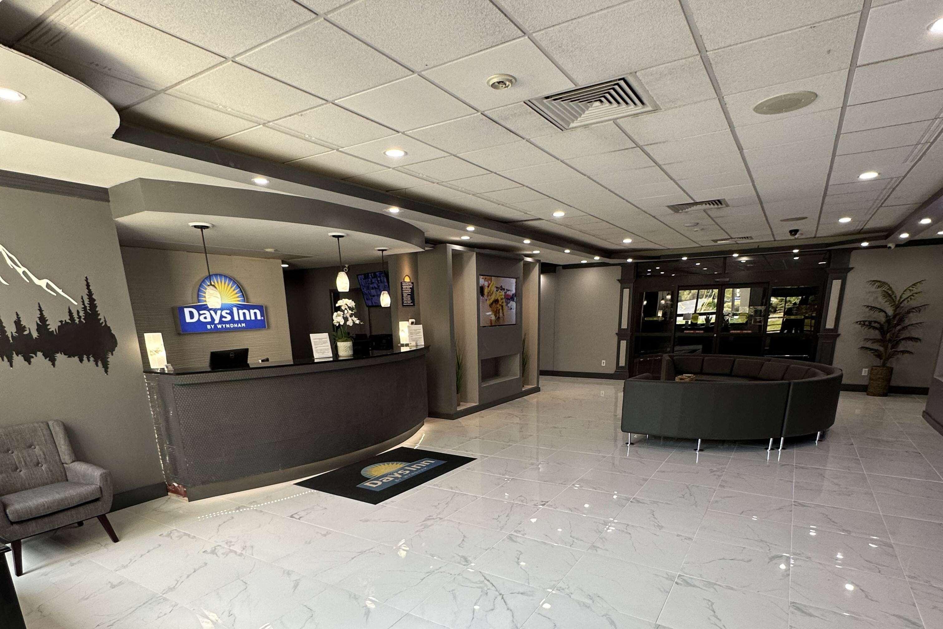 Vista Lobby Days Inn by Wyndham Liberty