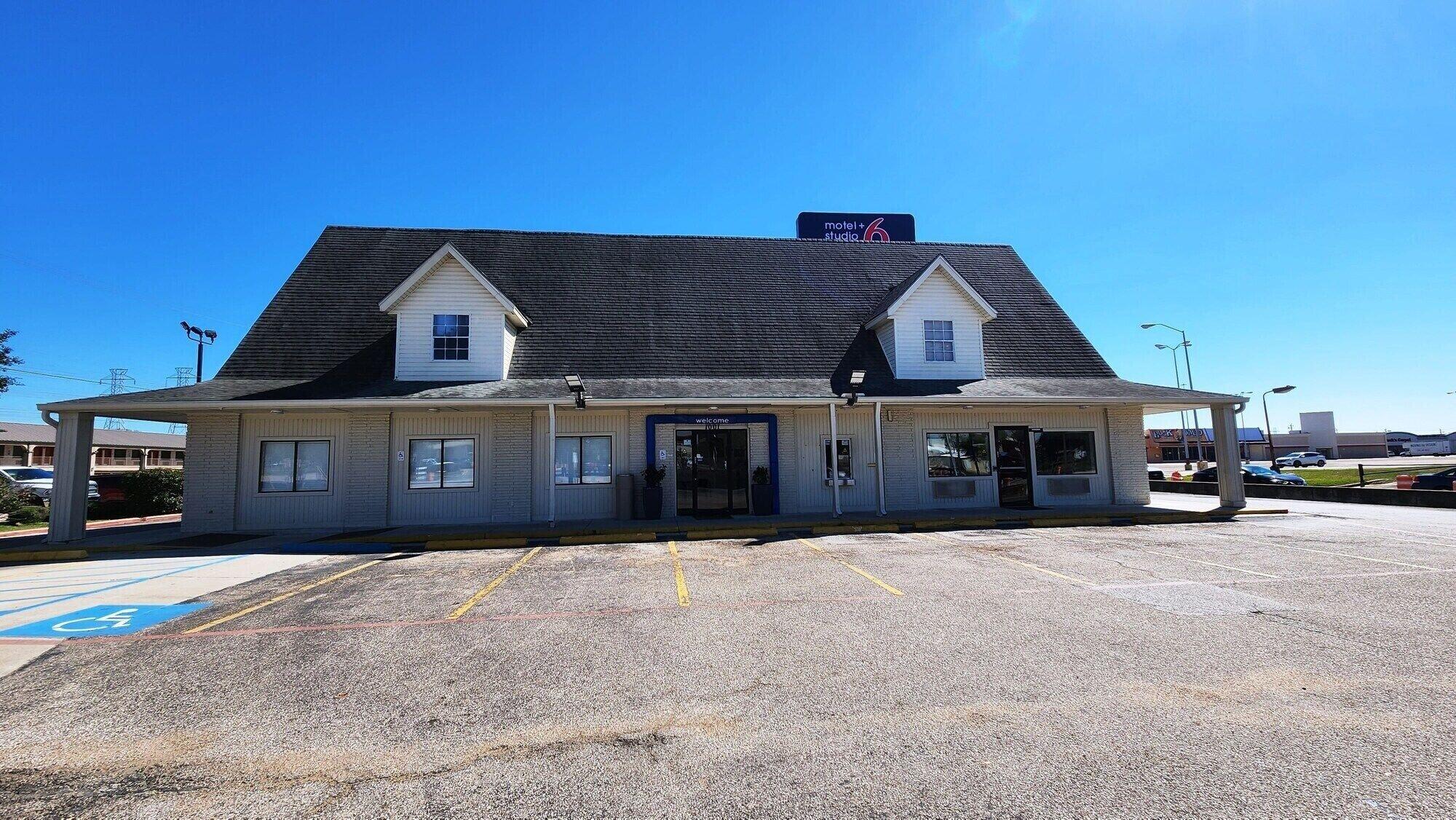 Vista Exterior Motel 6 Webster, TX - Houston - Nasa Lake