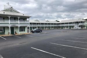 Hospedagens - Deluxe Inn And Suites