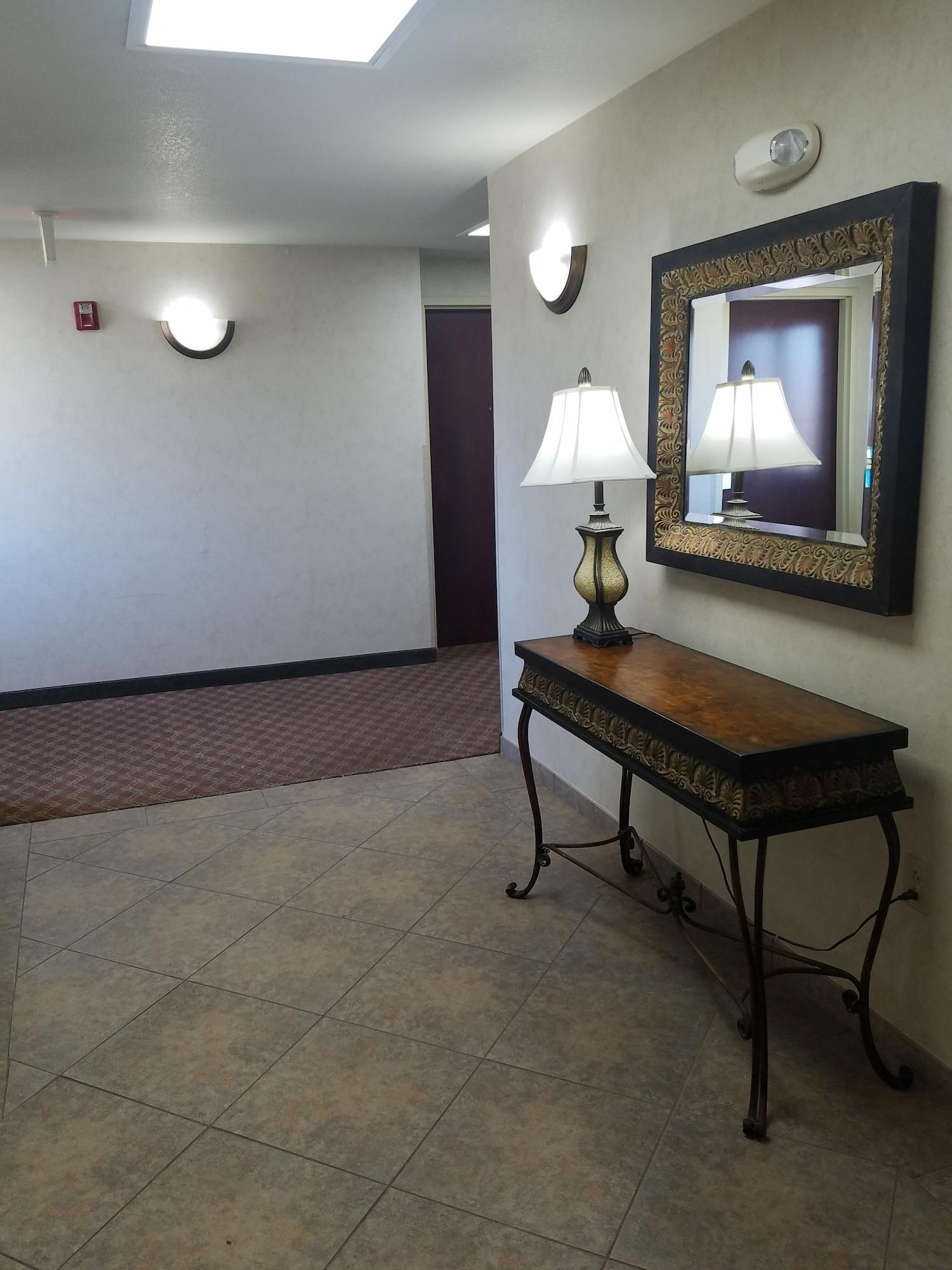 Varios HomeTown Hotel Bryant