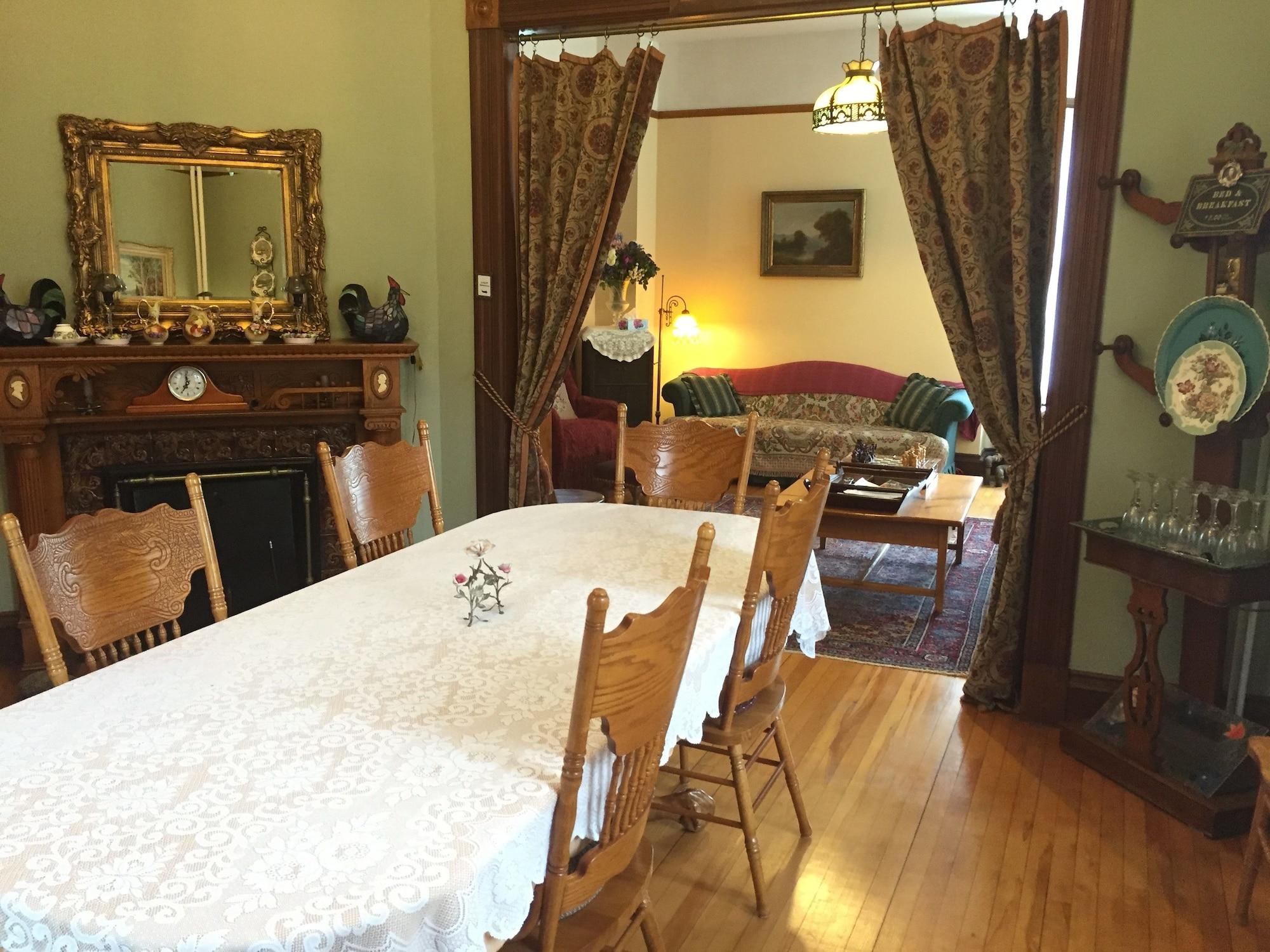 Restaurant Evangeline's Tower Bed & Breakfast