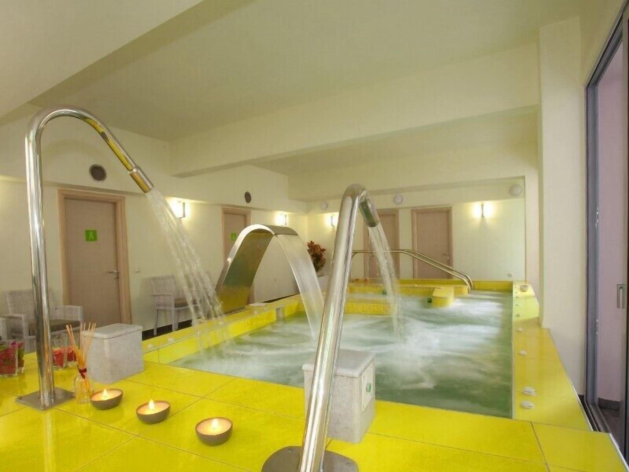 Vista Piscina Ilion Hotel