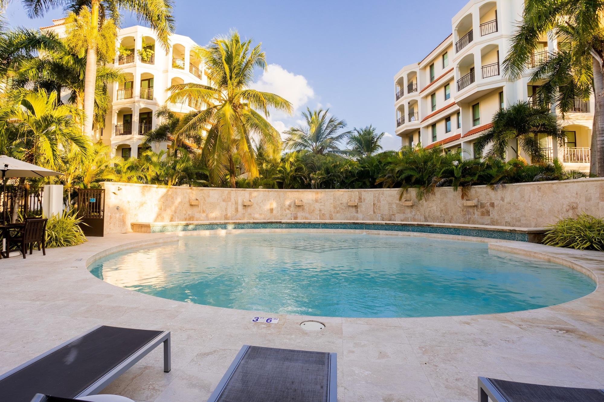 Vista Piscina The Country Club Residences at Grand Reserve